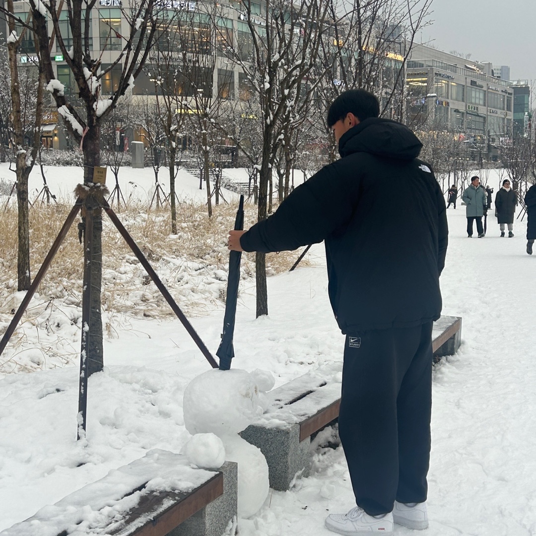The North Face Himalayan Parka Black 착용 스타일 - 1
