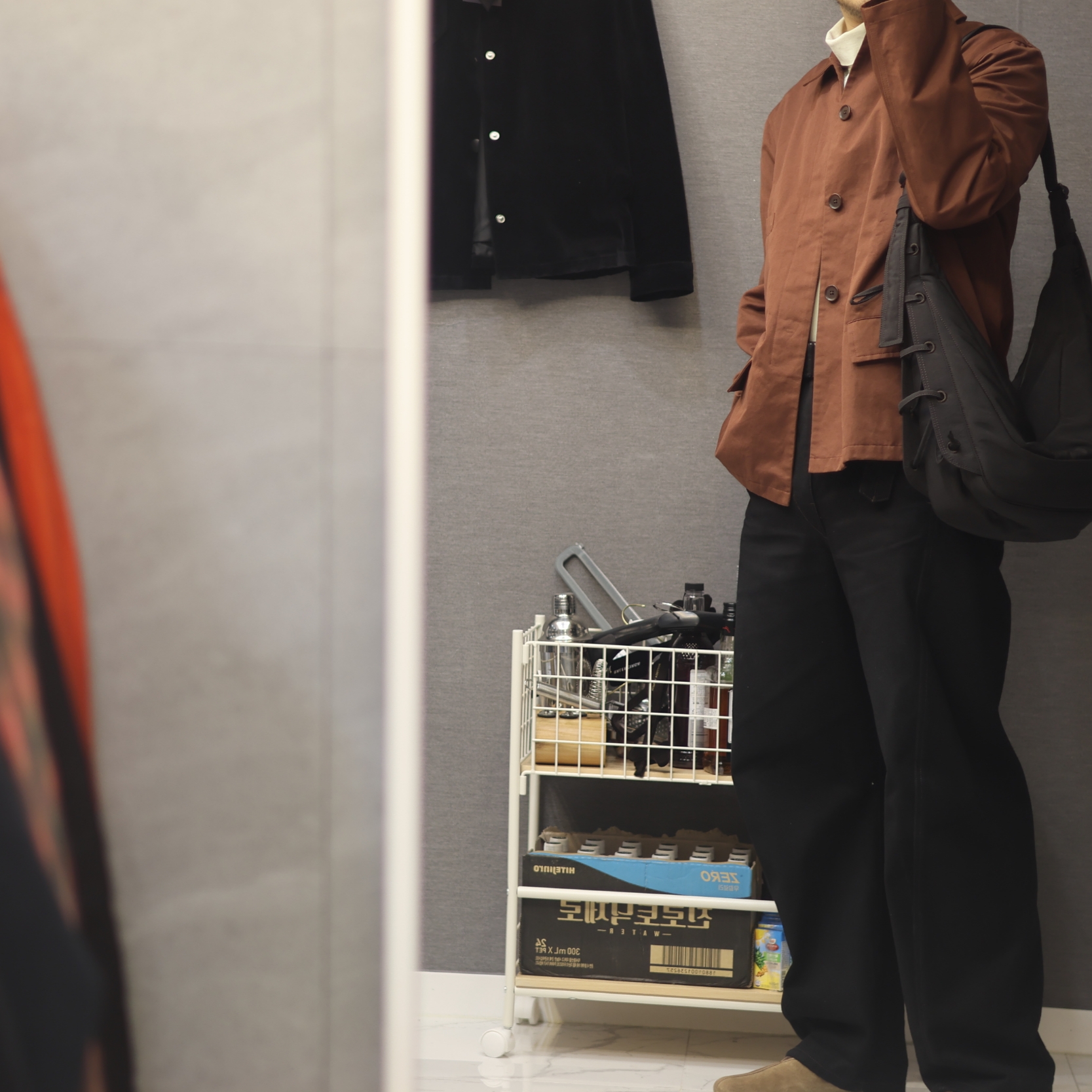 Lemaire Cotton Linen Workwear Jacket Chocolate Fondant, Lemaire Twisted Belted Pants Denim Black 착용 스타일 - 1