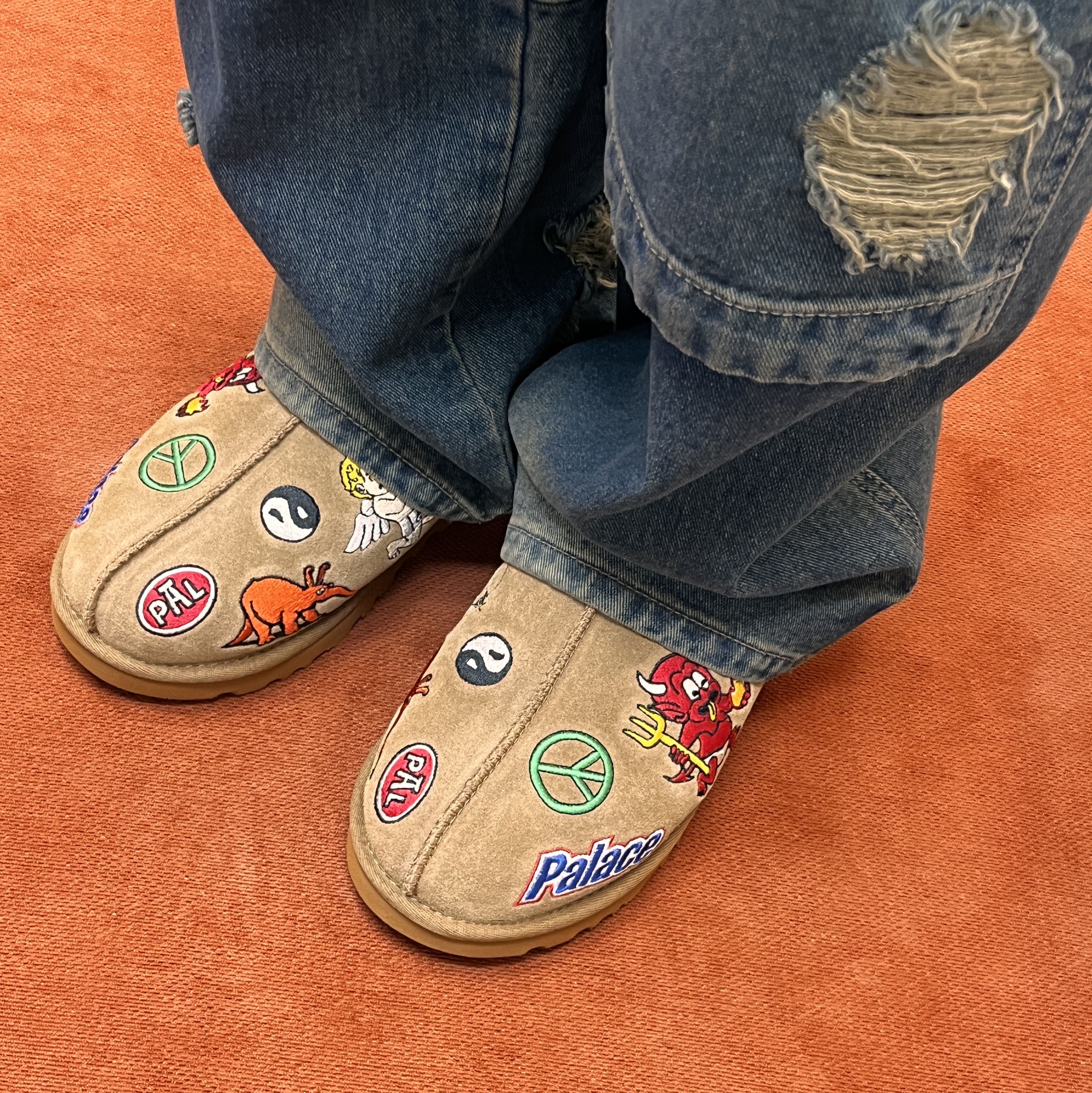 UGG x Palace Tasman Slipper Chestnut 착용 스타일 - 2