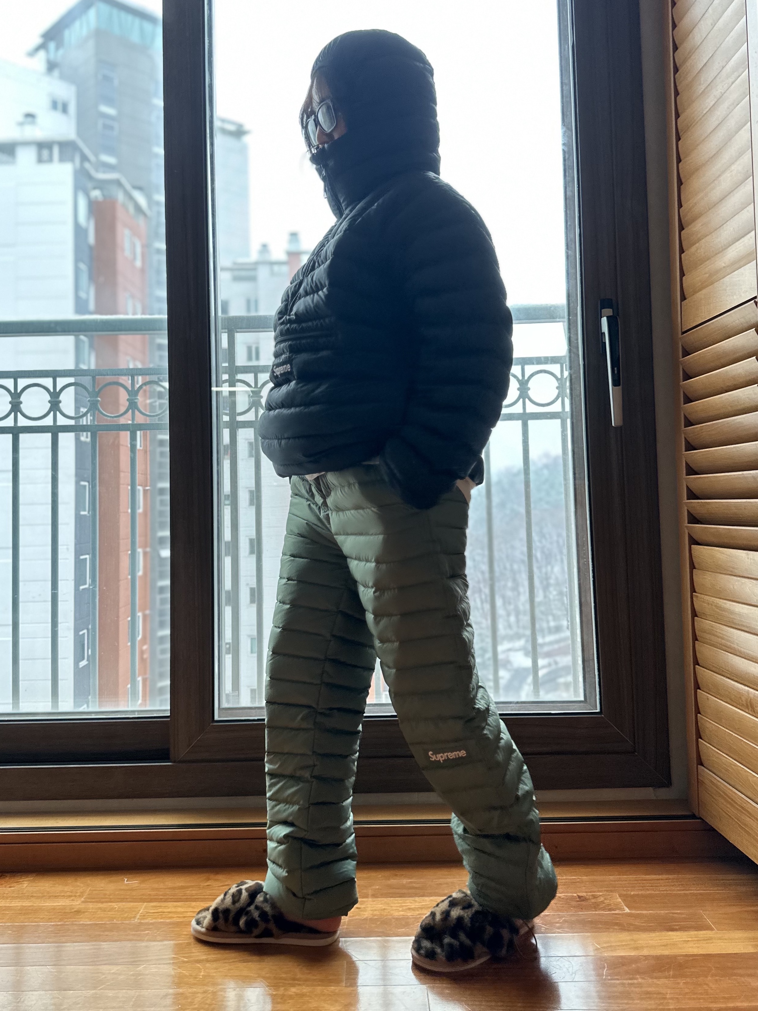 Supreme Micro Down Pant Olive - 23FW, Supreme Micro Down Half Zip Hooded Pullover Black - 23FW 착용 스타일 - 3