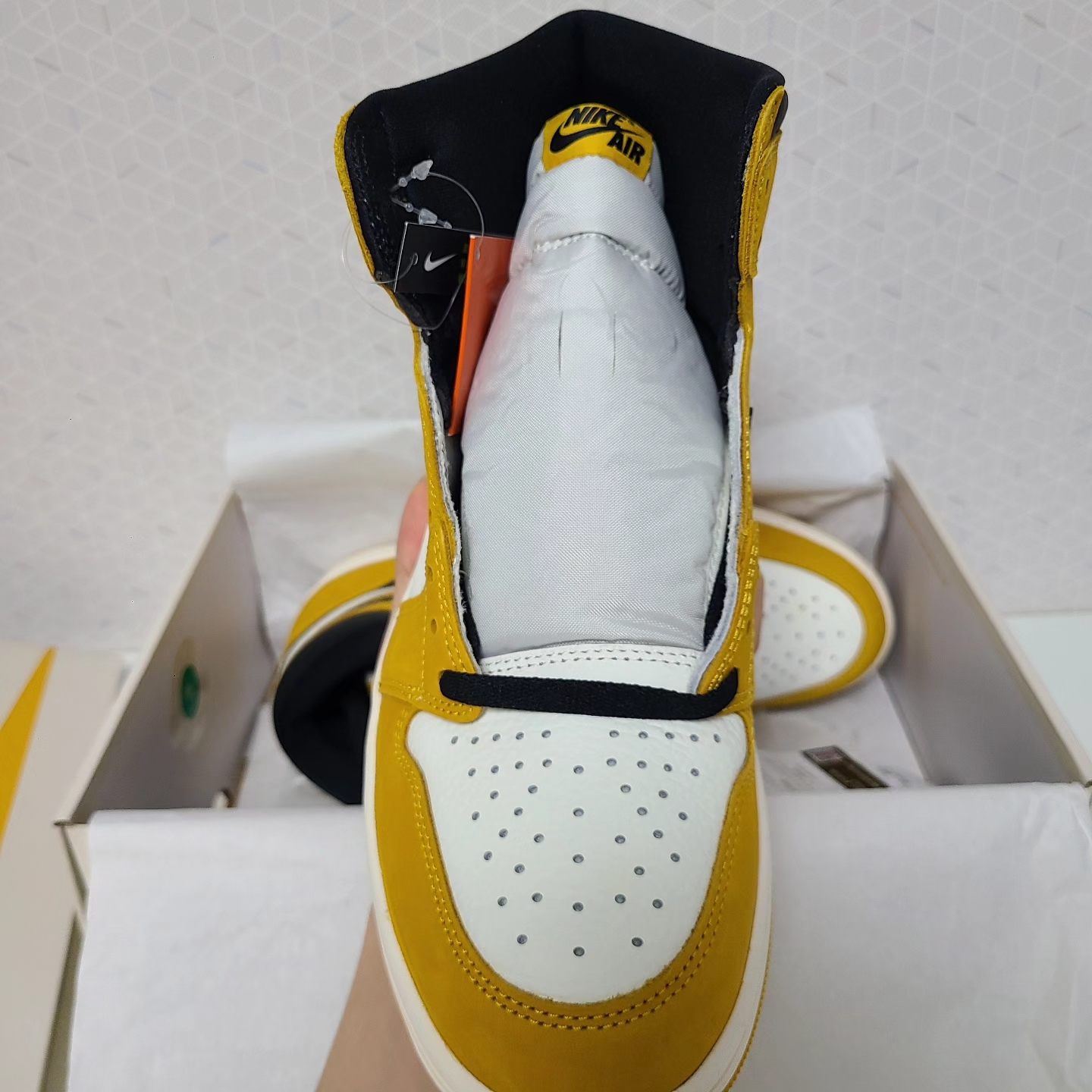 Jordan 1 Retro High OG Yellow Ochre 착용 스타일 - 3