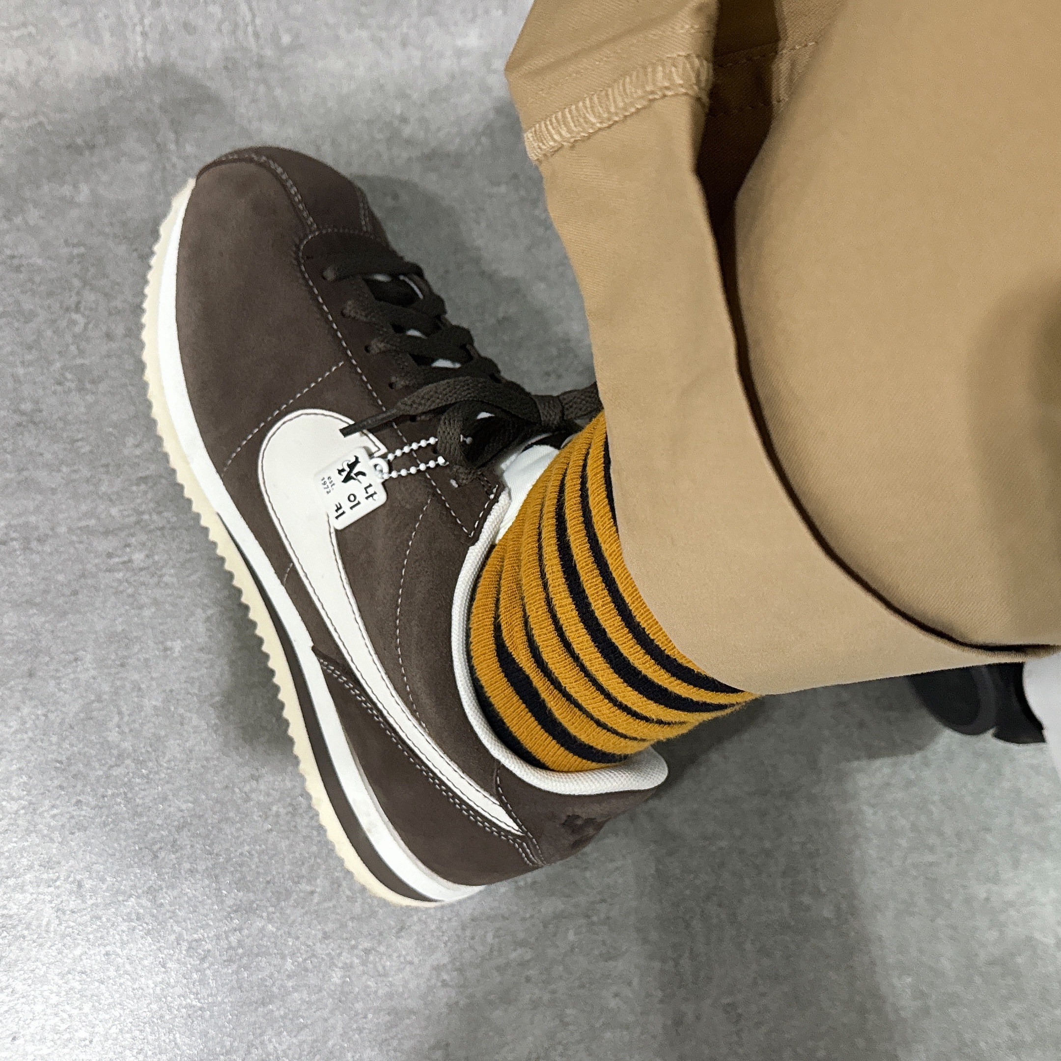 Nike Cortez SE Hangul Day Baroque Brown Sail 착용 스타일 - 2