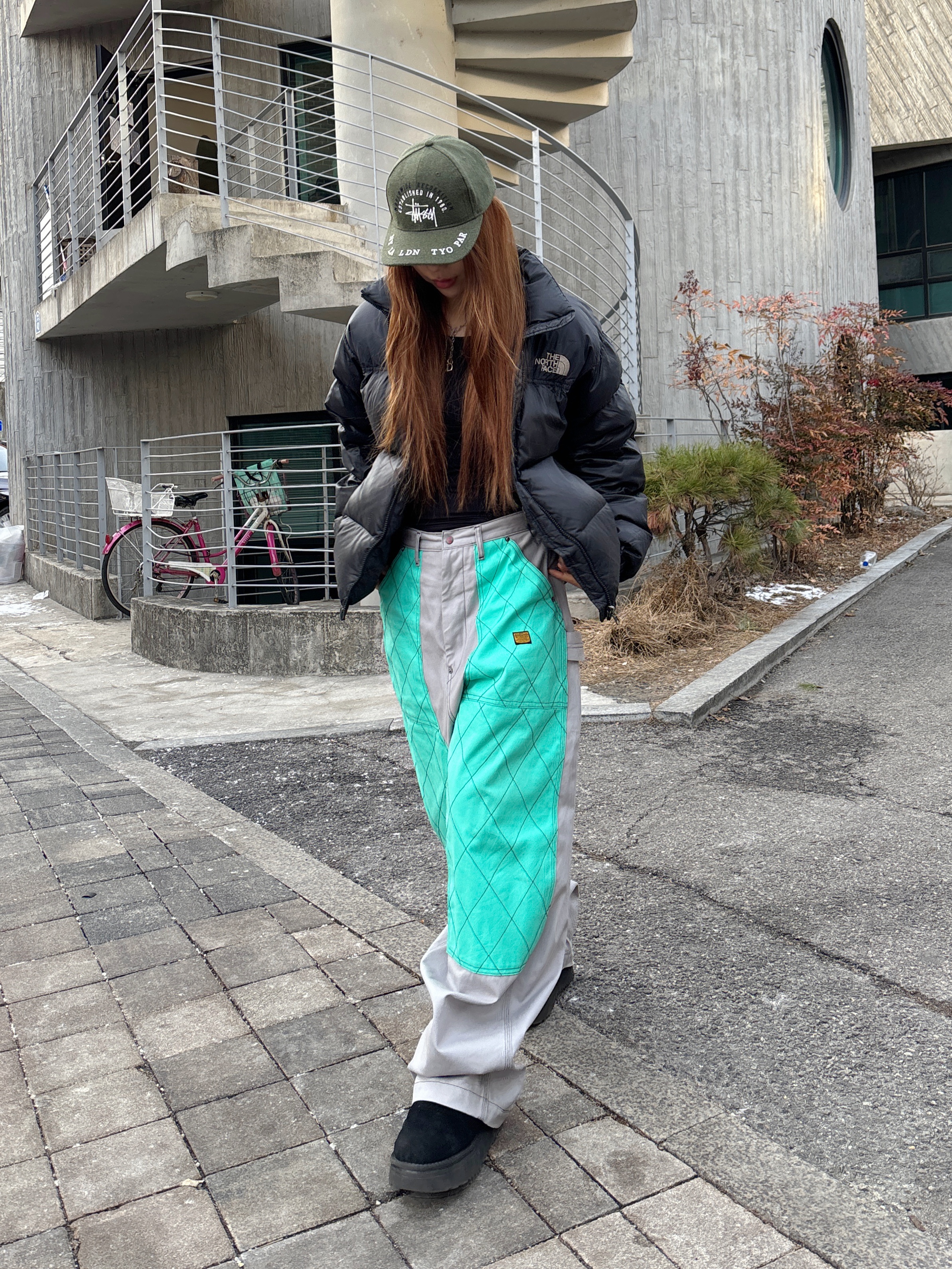 스투시 월드와이드 로우 프로 캡 포레스트, 노스페이스 1996 에코 눕시 자켓 리얼 블랙 착용 스타일 - 1
