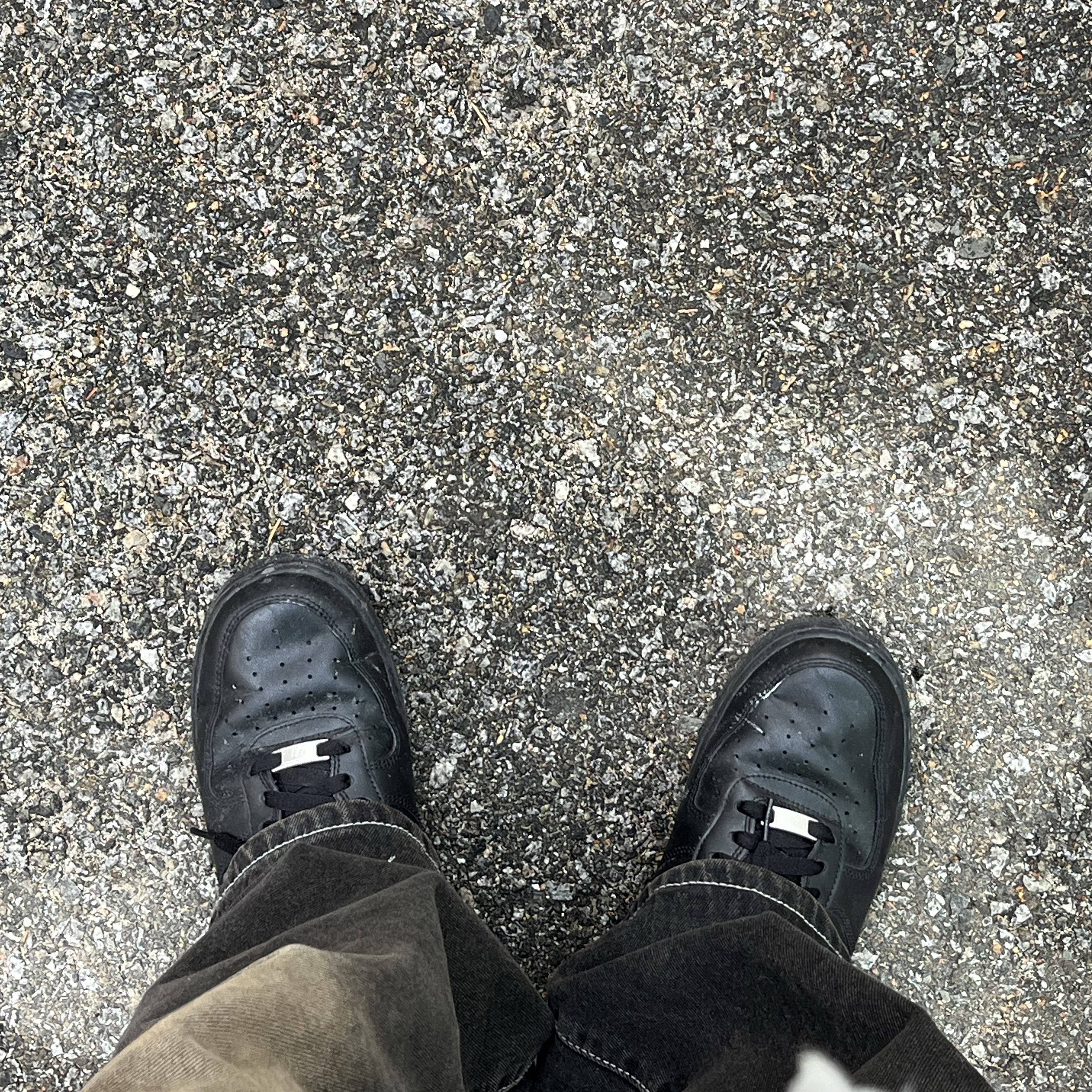 Stussy World Tour Crew Black 2023, Nike Air Force 1 '07 Low Triple Black 착용 스타일 - 4