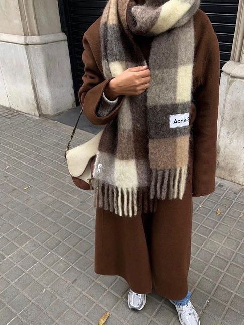 Acne Studios Large Check Muffler Brown Ecru 착용 스타일