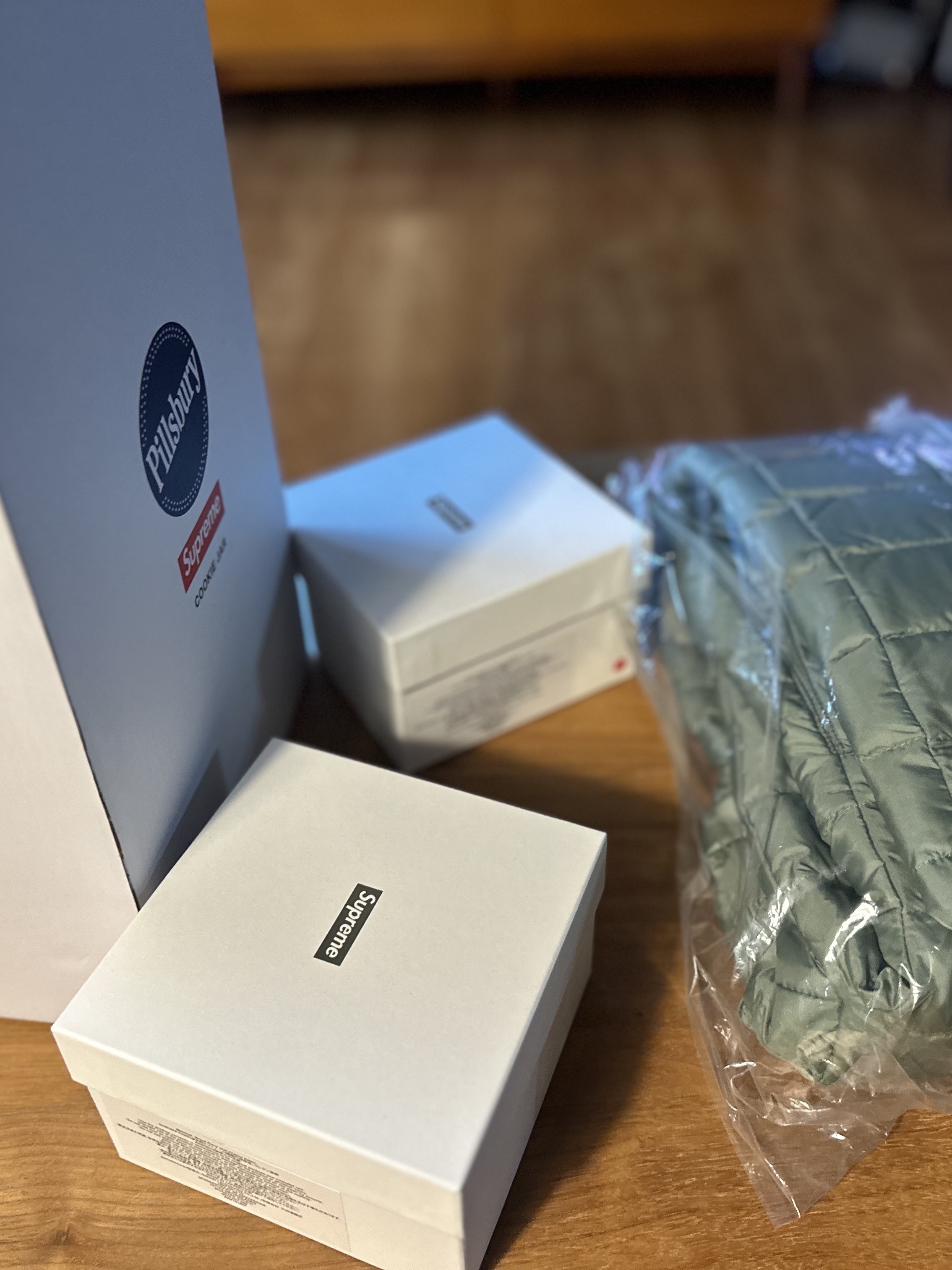 Supreme Zoni Glitter Bowl Silver - 23FW, Supreme Doughboy Cookie Jar White - 22FW 착용 스타일 - 2