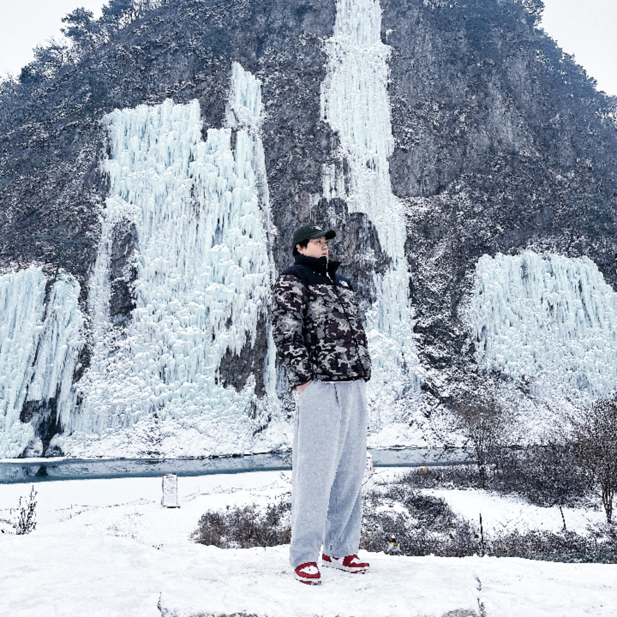 (W) Jordan 1 Retro High OG Varsity Red, The North Face 1996 Novelty Nuptse Jacket Woodland Camo 착용 스타일