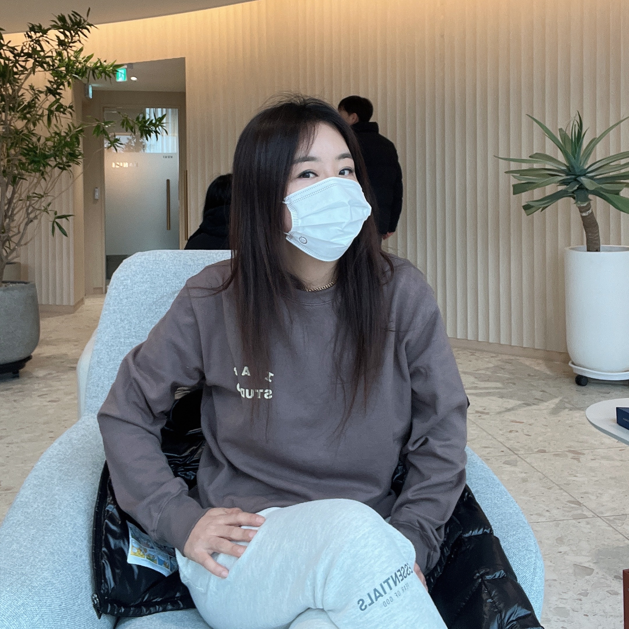 IAB Studio Long Sleeve Choco Cream, Essentials The Core Collection Sweatpants Oatmeal 착용 스타일 - 1