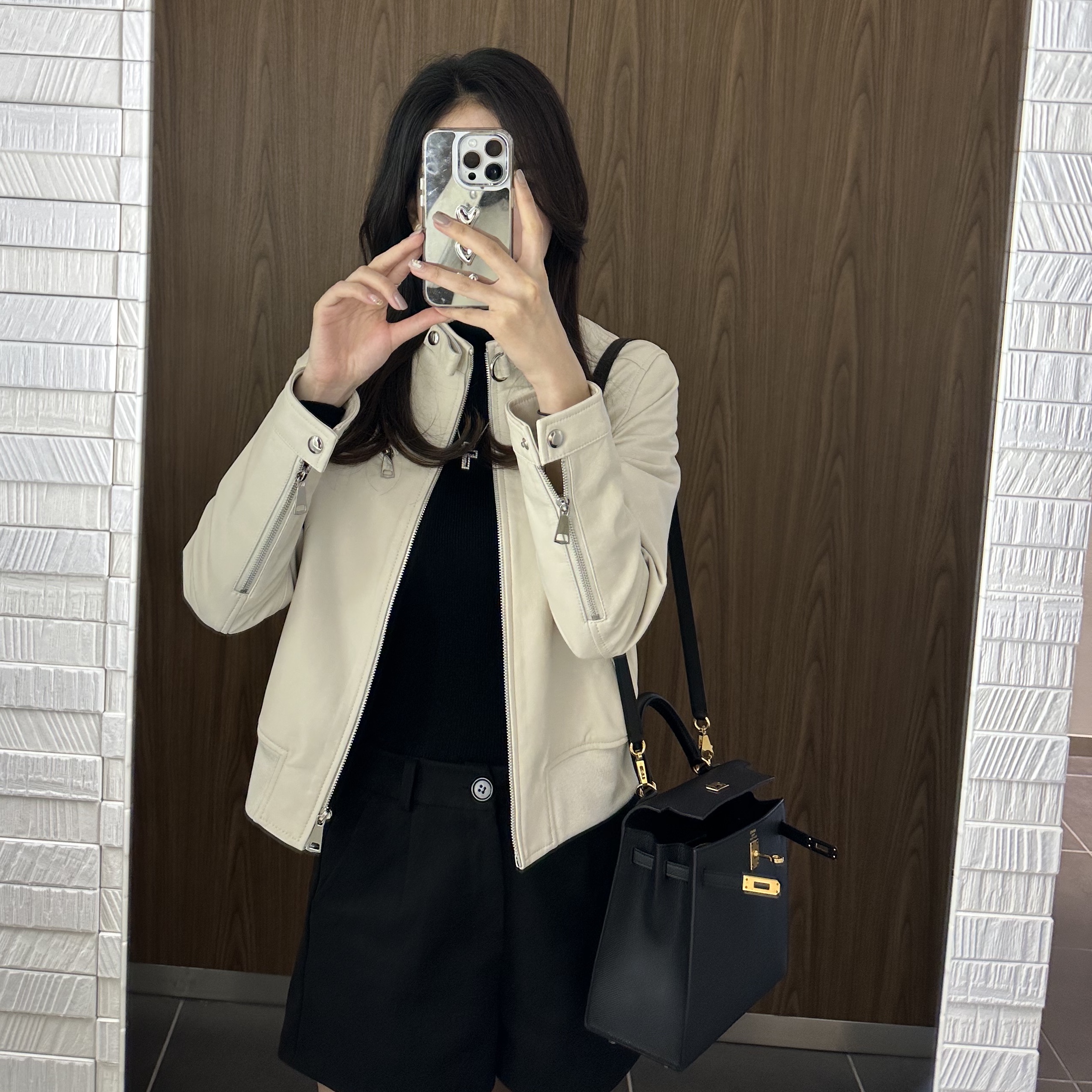 Hermes Kelly 25 Bag Sellier Epsom & Gold Noir 착용 스타일