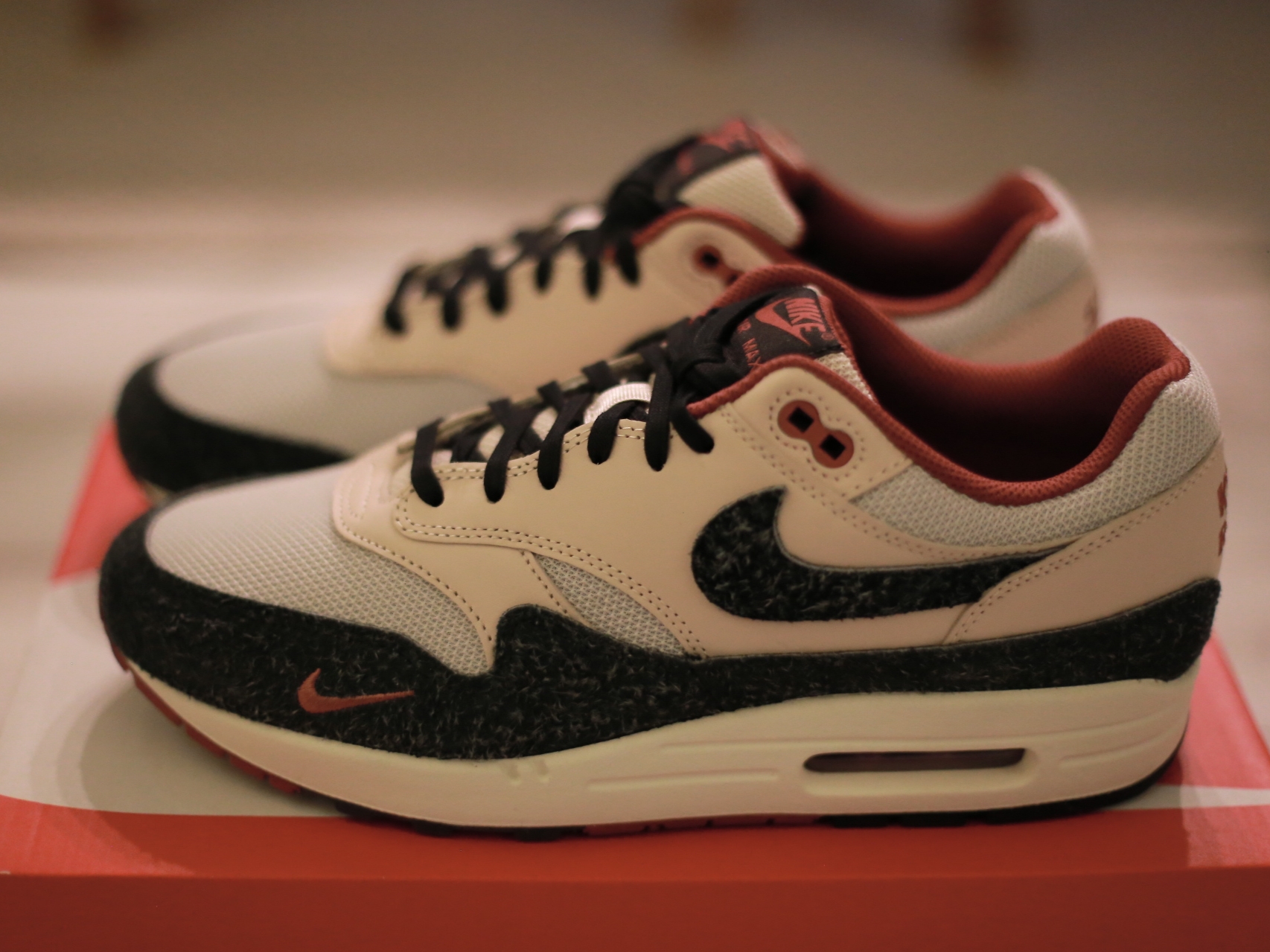 Nike Air Max 1 PRM Vast Grey and Pearl White 착용 스타일 - 1