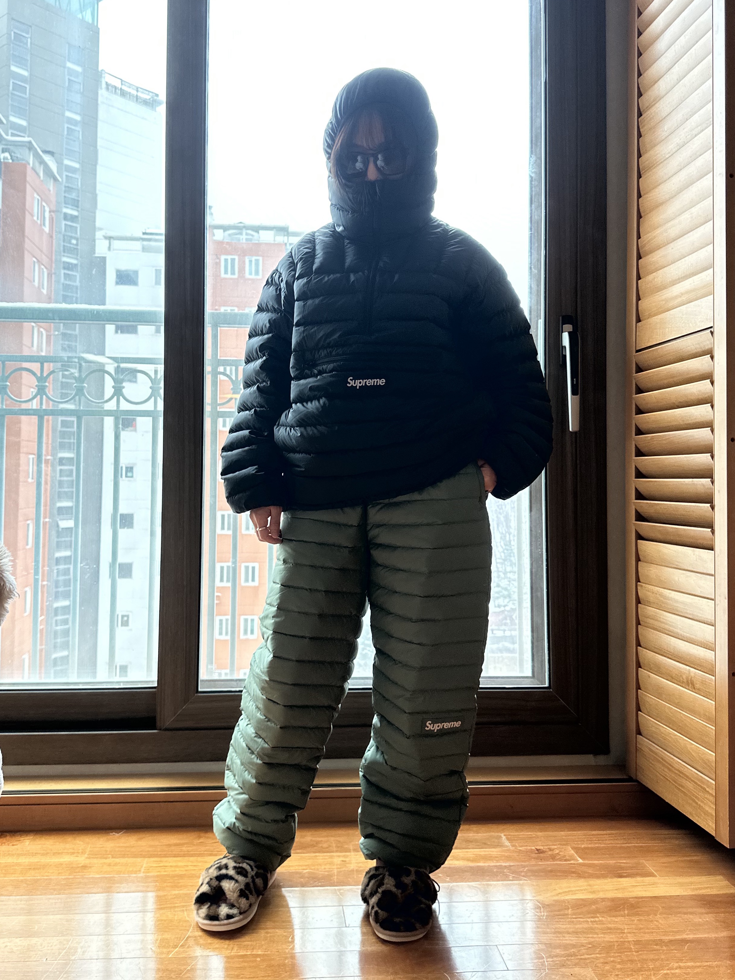 Supreme Micro Down Pant Olive - 23FW, Supreme Micro Down Half Zip Hooded Pullover Black - 23FW 착용 스타일 - 5
