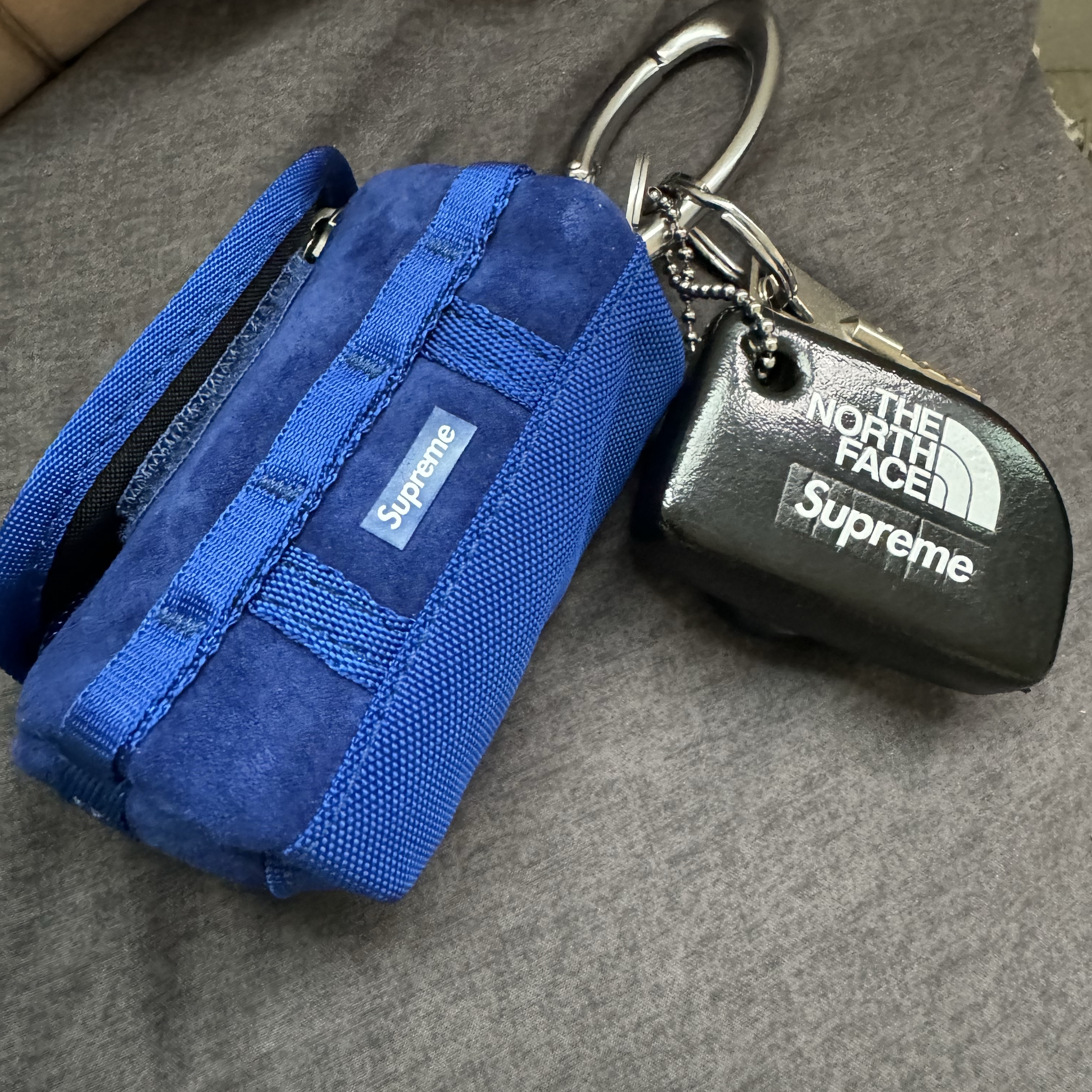 Supreme x The North Face Suede Base Camp Duffle Keychain Blue - 23FW, Supreme x The North Face Floating Keychain Black - 20SS 착용 스타일