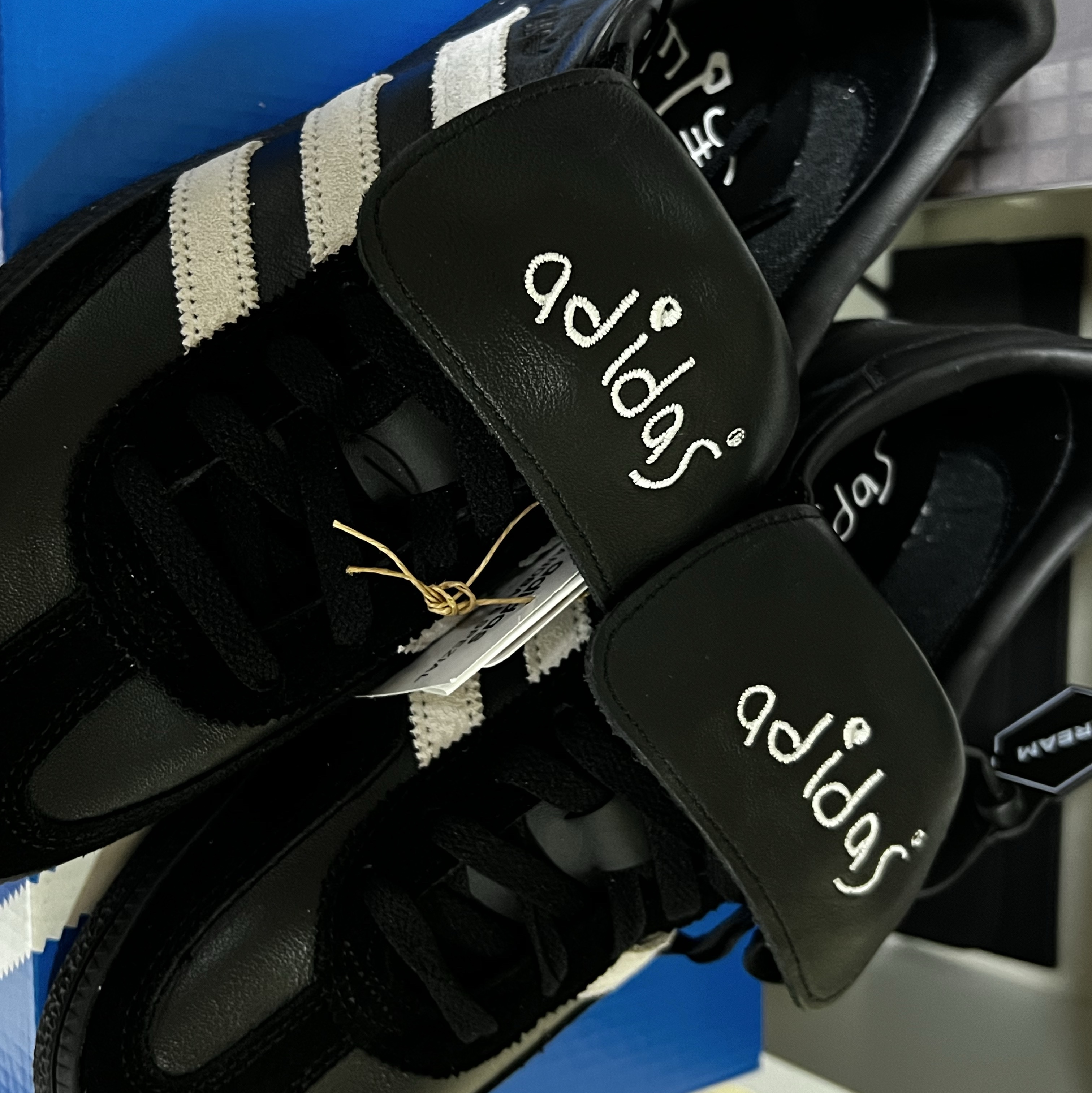 Adidas Spezial Handball Core Black Cloud White 착용 스타일