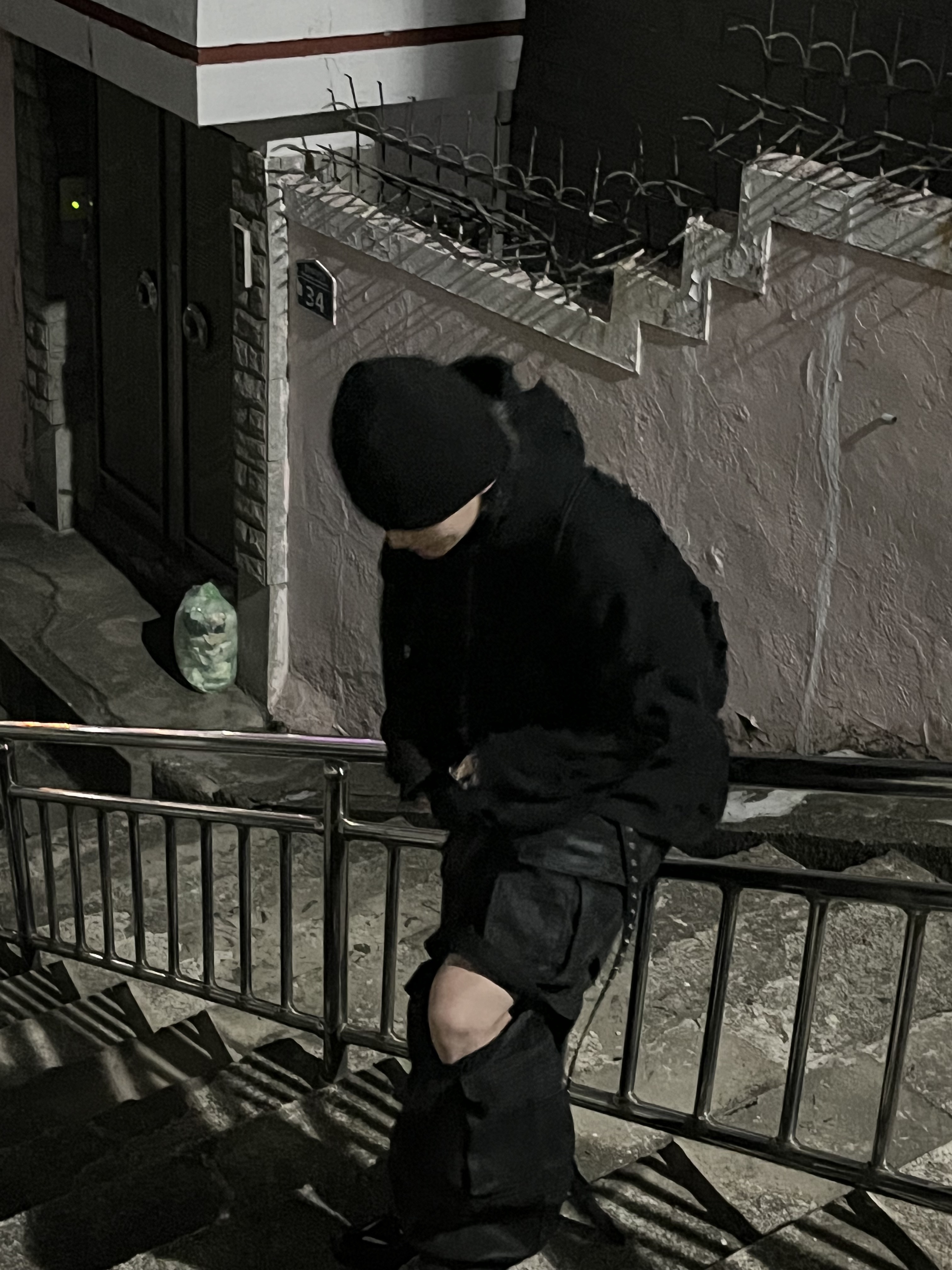 Project G/R BDSM Belt Black, Project G/R Oversized Convertible Cargo Pants Coated Black 착용 스타일 - 3