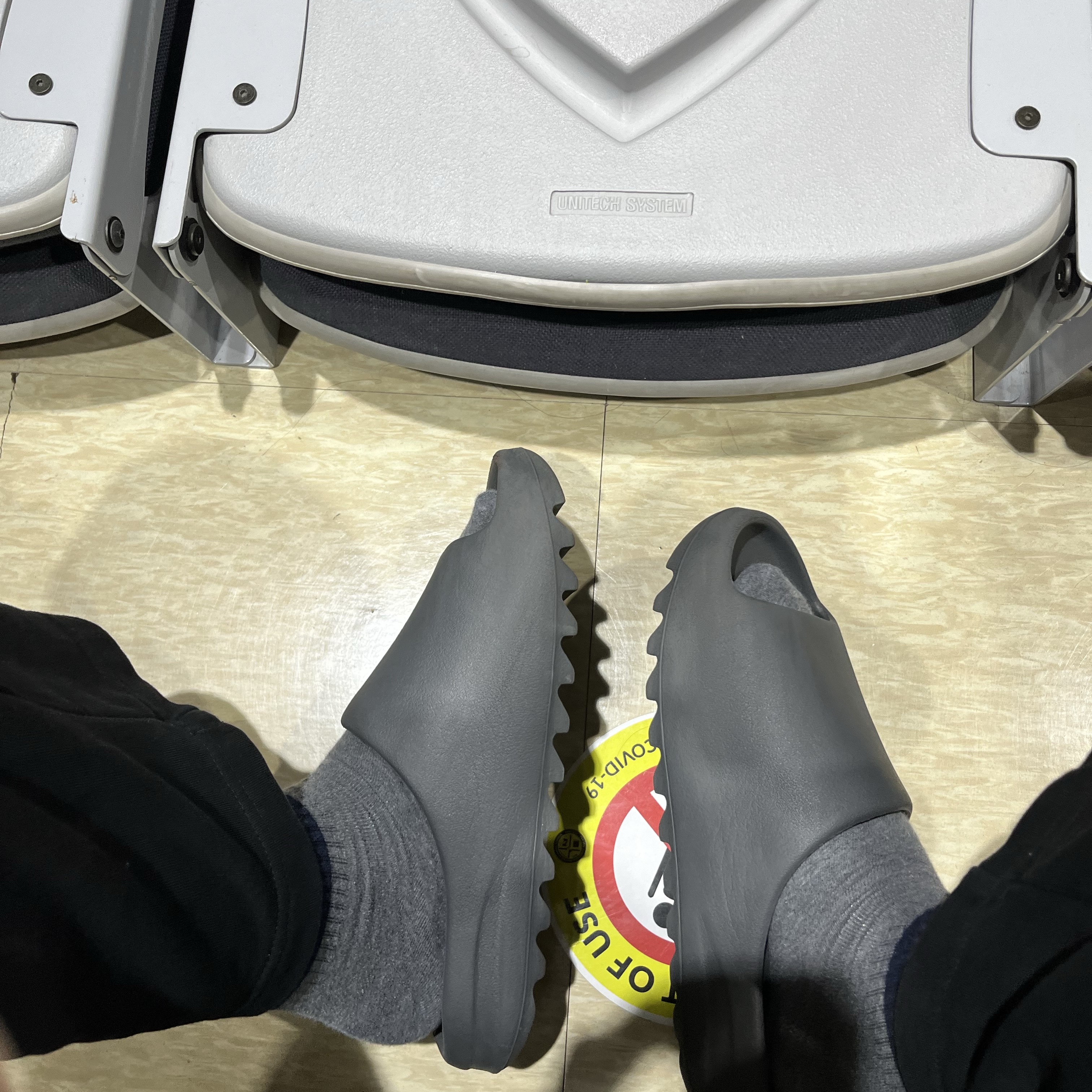 Adidas Yeezy Slide Granite 착용 스타일