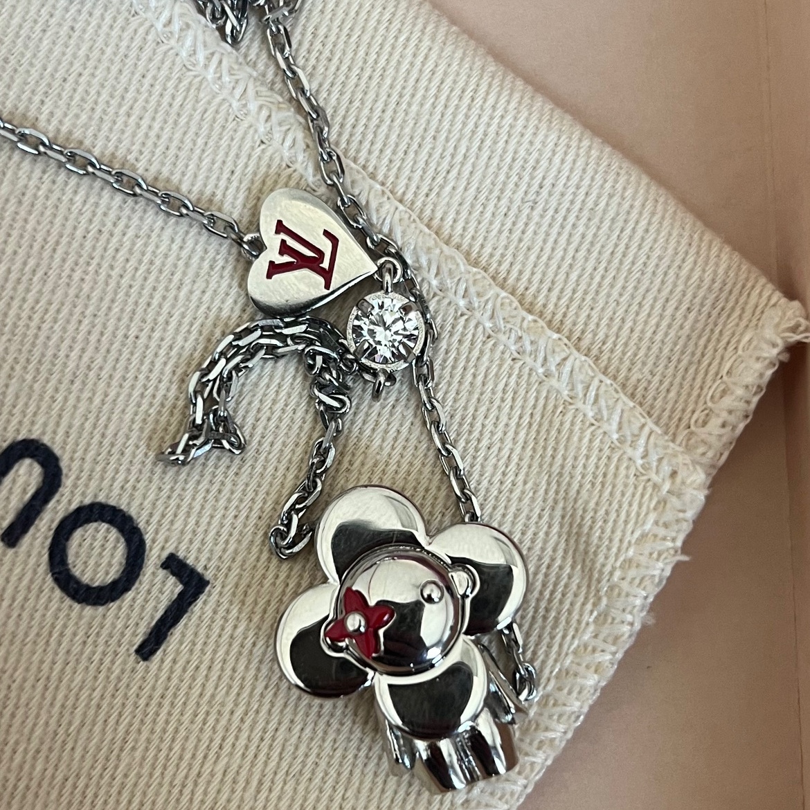 Louis Vuitton LV Love Vivienne Pendant Silver 착용 스타일