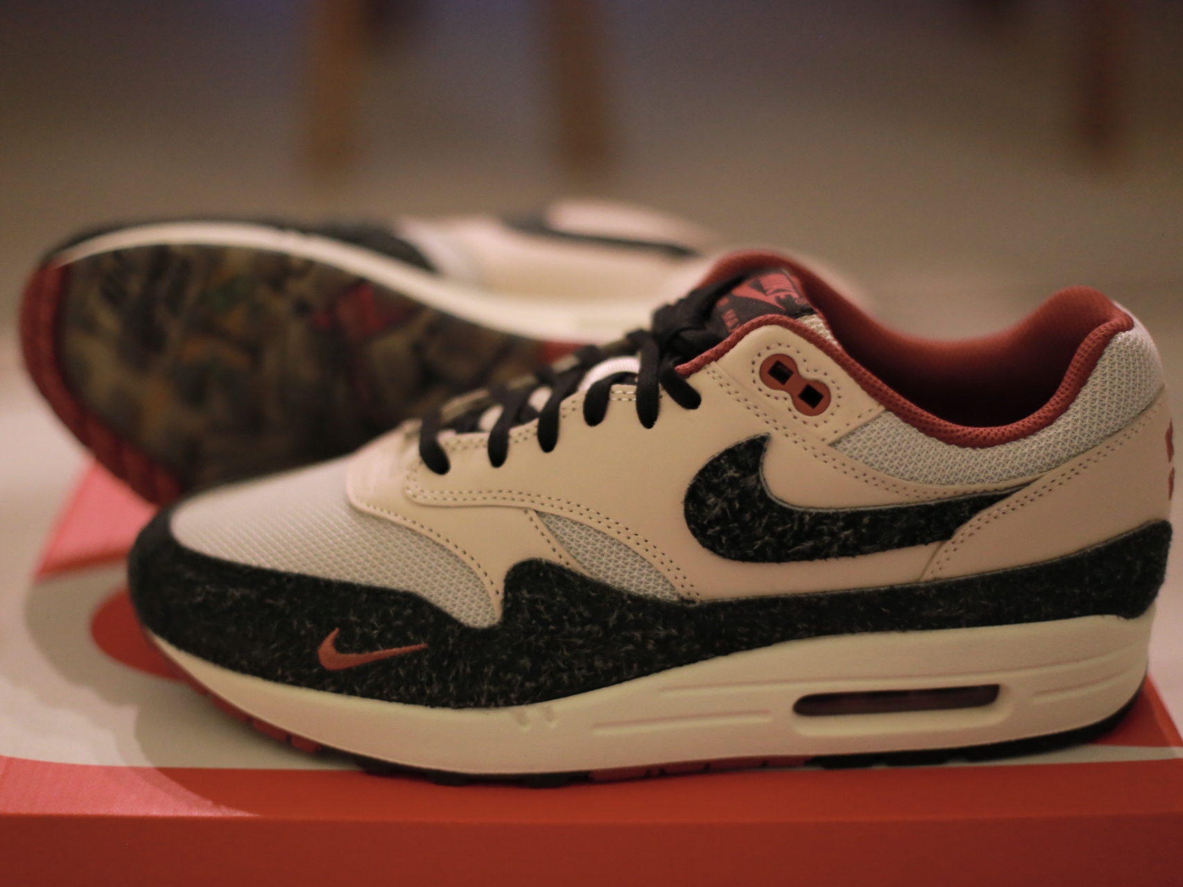 Nike Air Max 1 PRM Vast Grey and Pearl White 착용 스타일 - 5