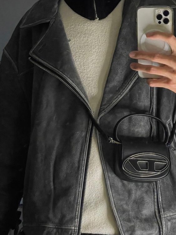 Diesel 1DR Mini Bag Plaque Black 착용 스타일