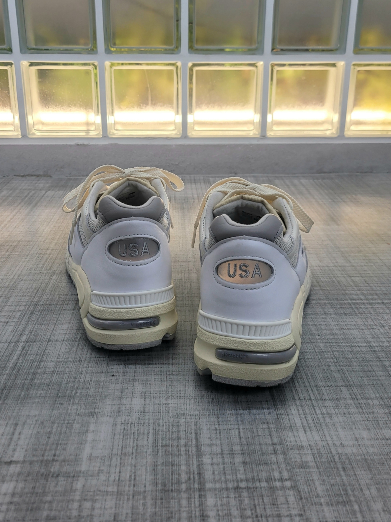 New Balance 990v2 Made in USA Sea Salt 착용 스타일 - 2
