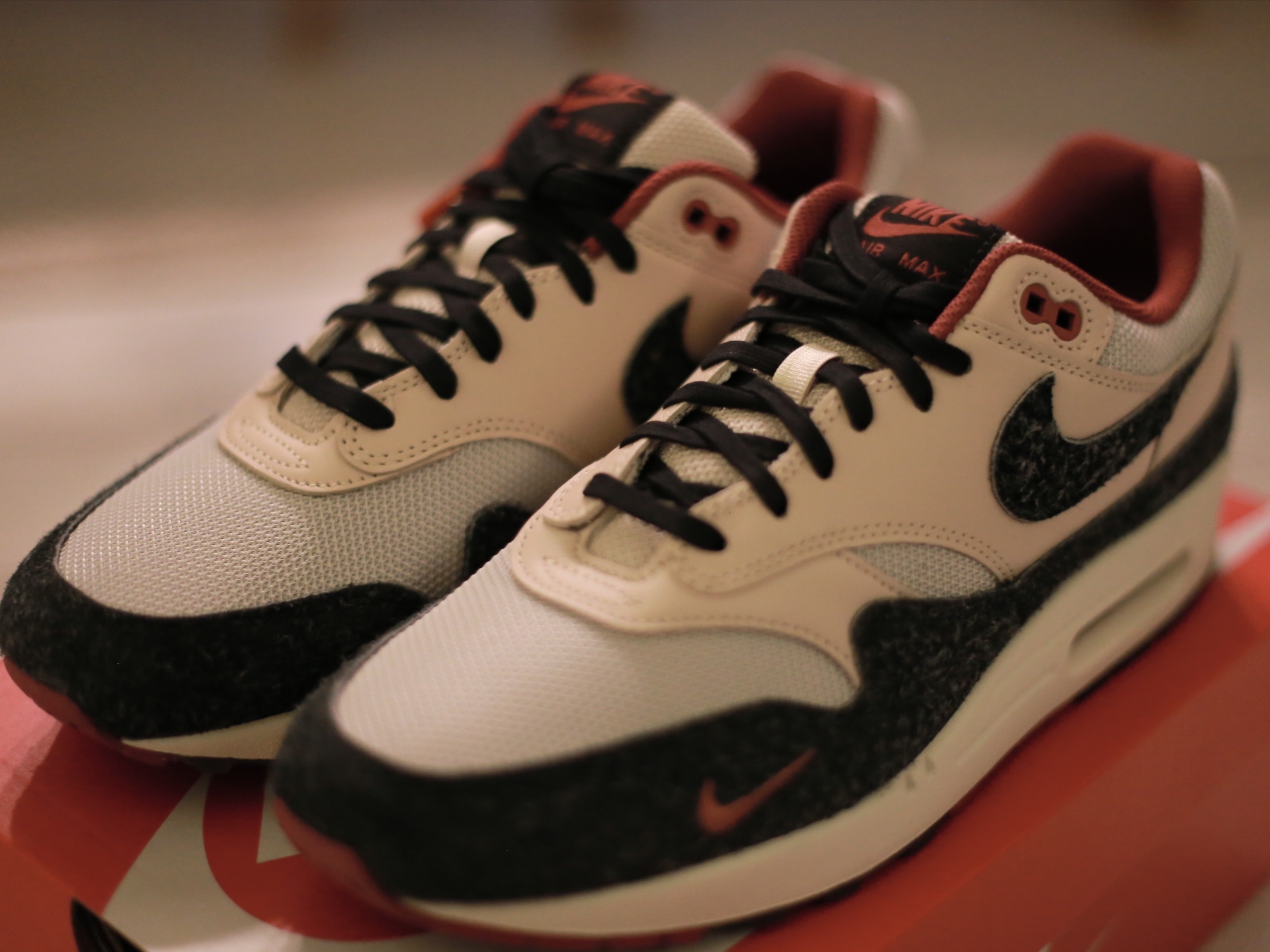 Nike Air Max 1 PRM Vast Grey and Pearl White 착용 스타일 - 2