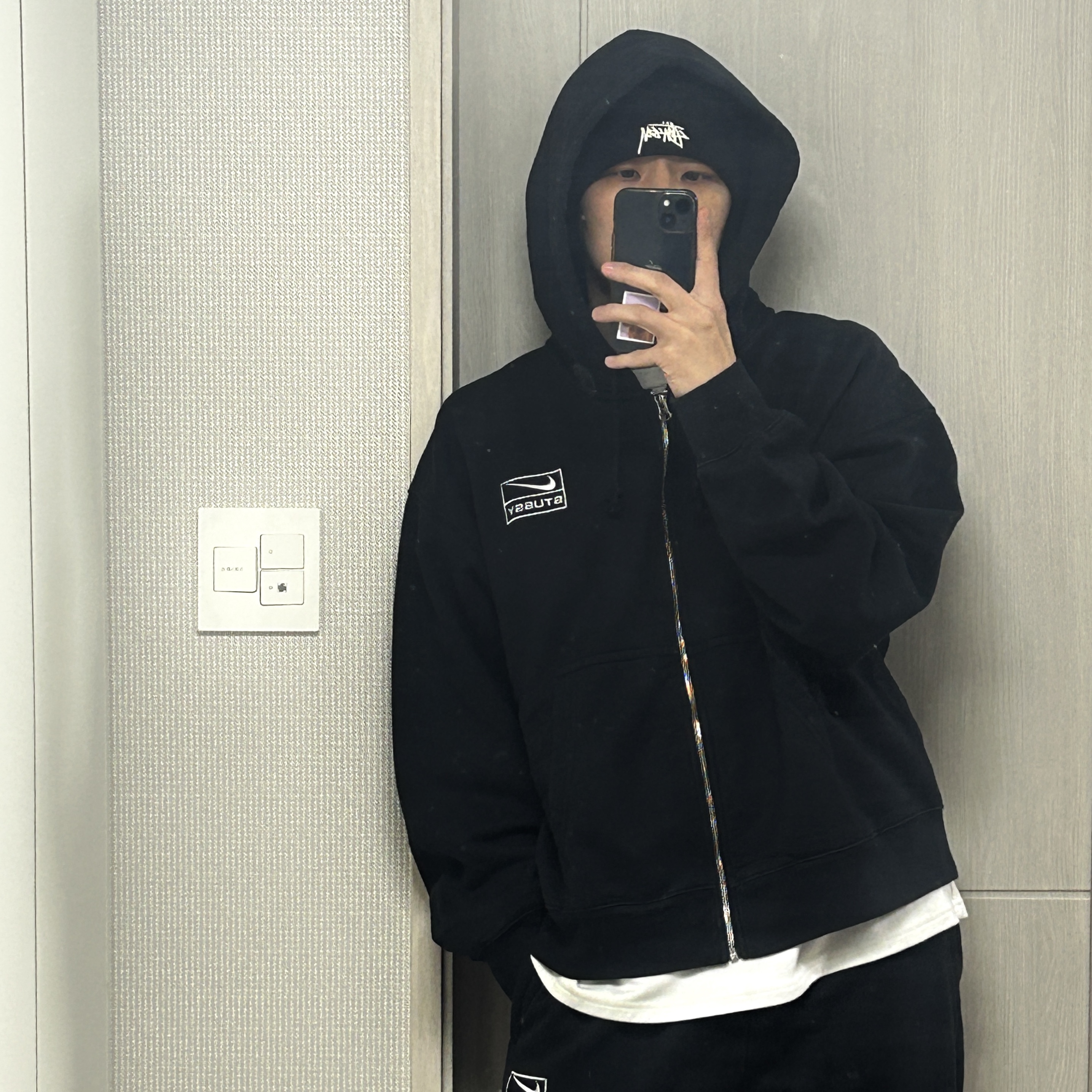 Nike x Stussy Full Zip Washed Fleece Hoodie Black (FJ9175-010), Nike x Stussy NRG Washed Fleece Pants Black (DO5296-010) 착용 스타일 - 3