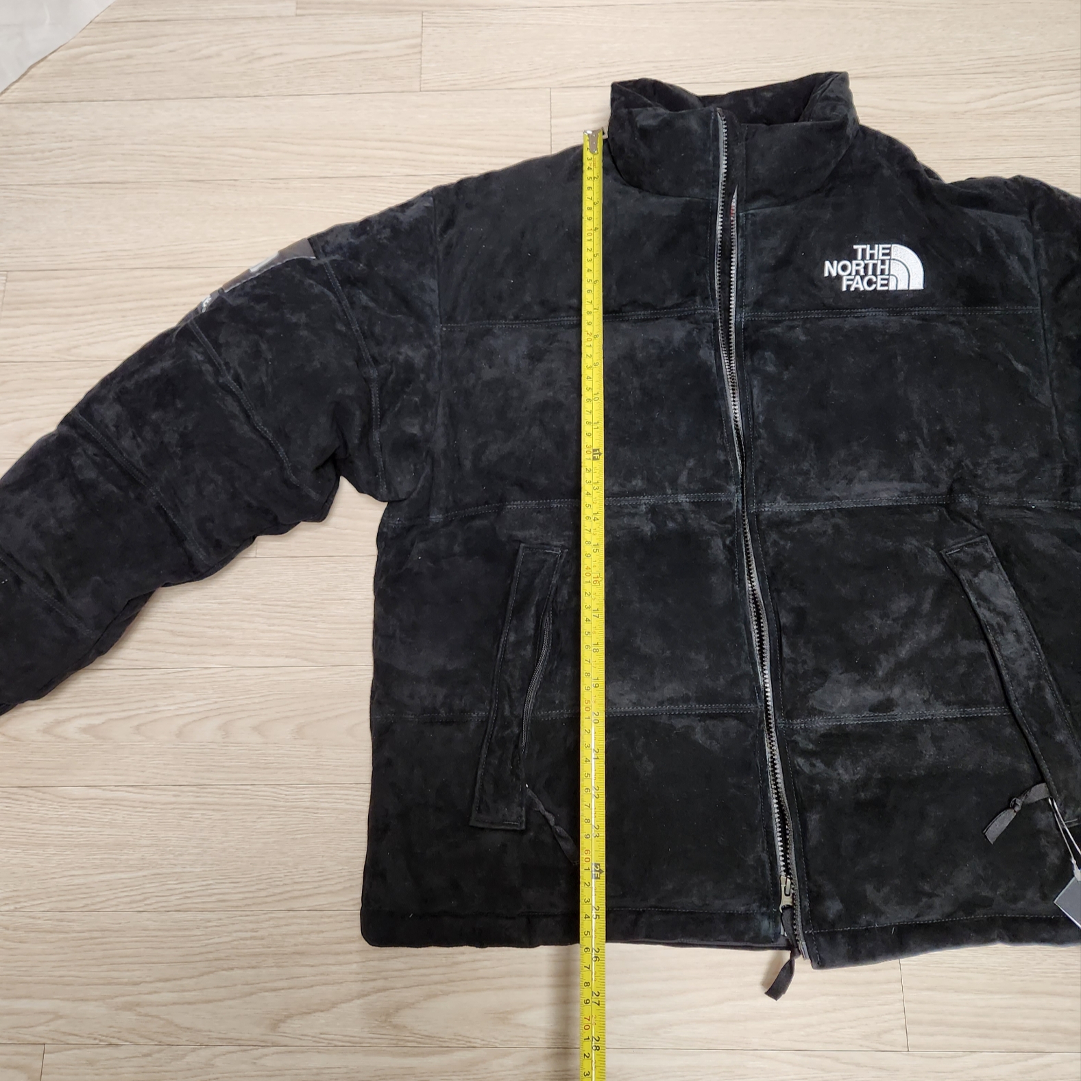 Supreme x The North Face Suede Nuptse Jacket Black - 23FW 착용 스타일 - 2