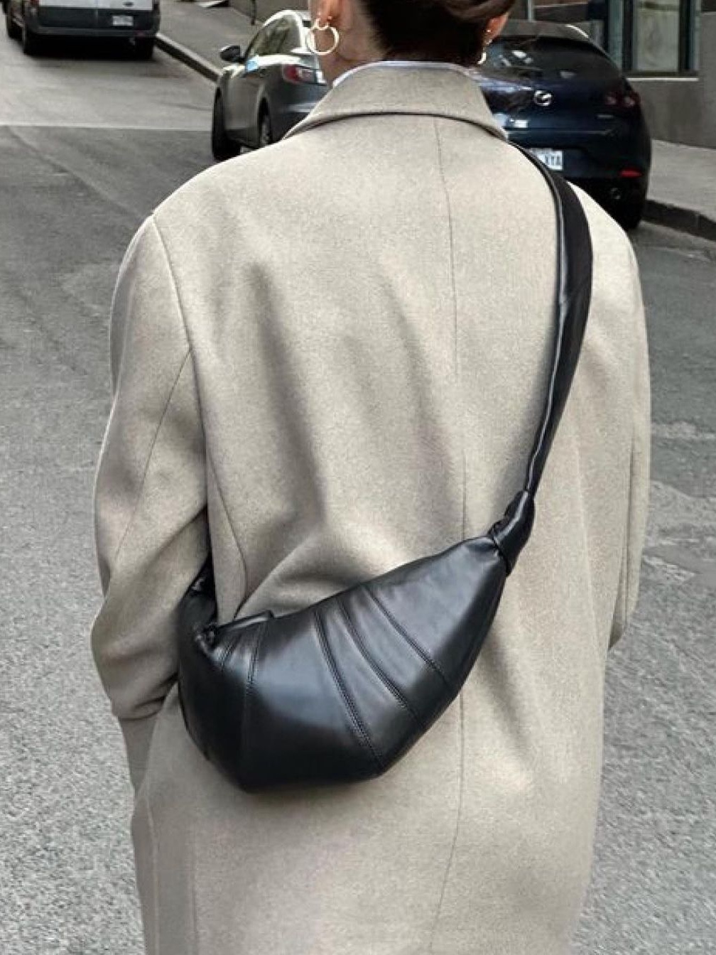 Lemaire Medium Croissant Bag Soft Nappa Leather Dark Chocolate, Lemaire Large Croissant Bag Soft Nappa Leather Black 착용 스타일 - 4