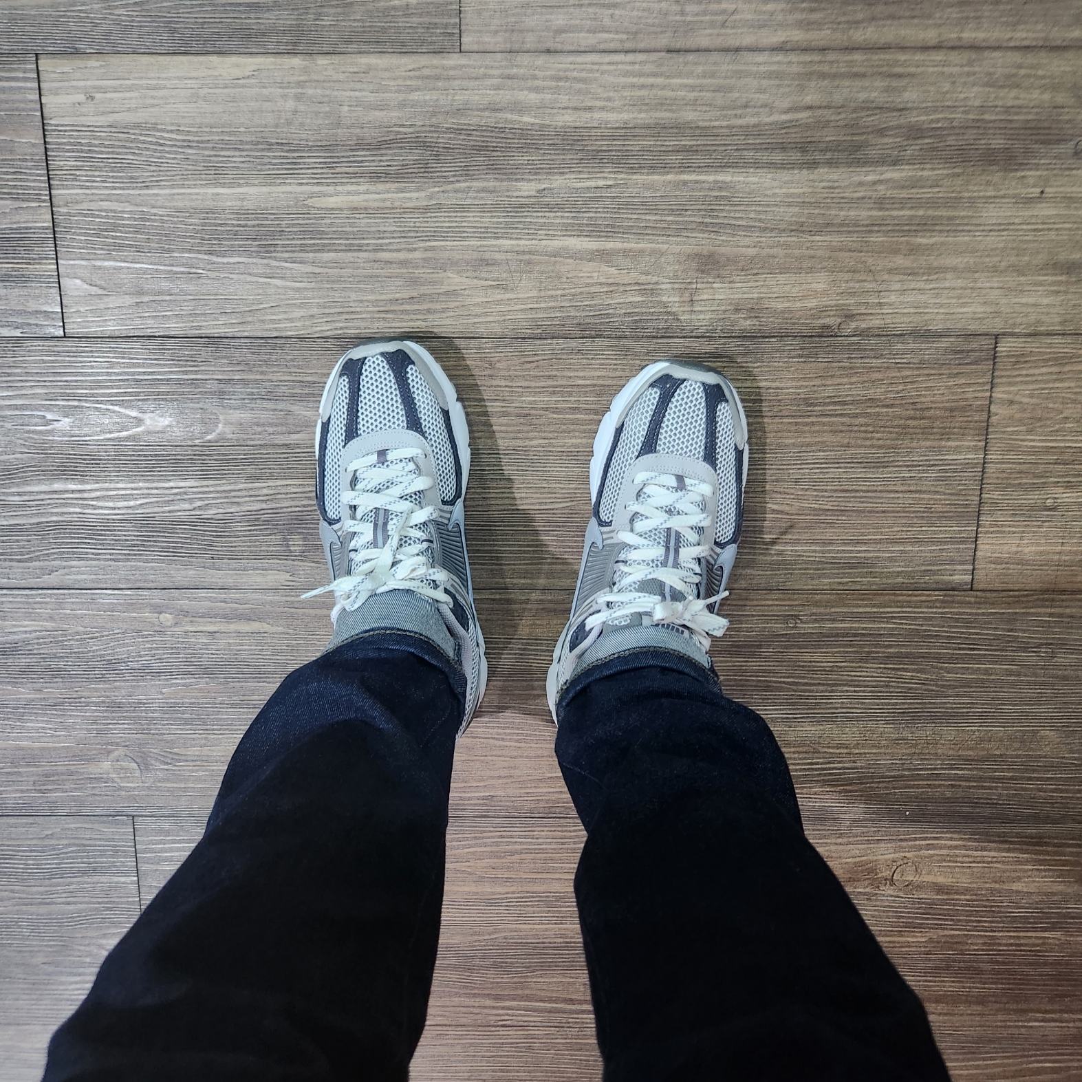 Nike Zoom Vomero 5 PRM Light Iron Ore and Flat Fewter 착용 스타일