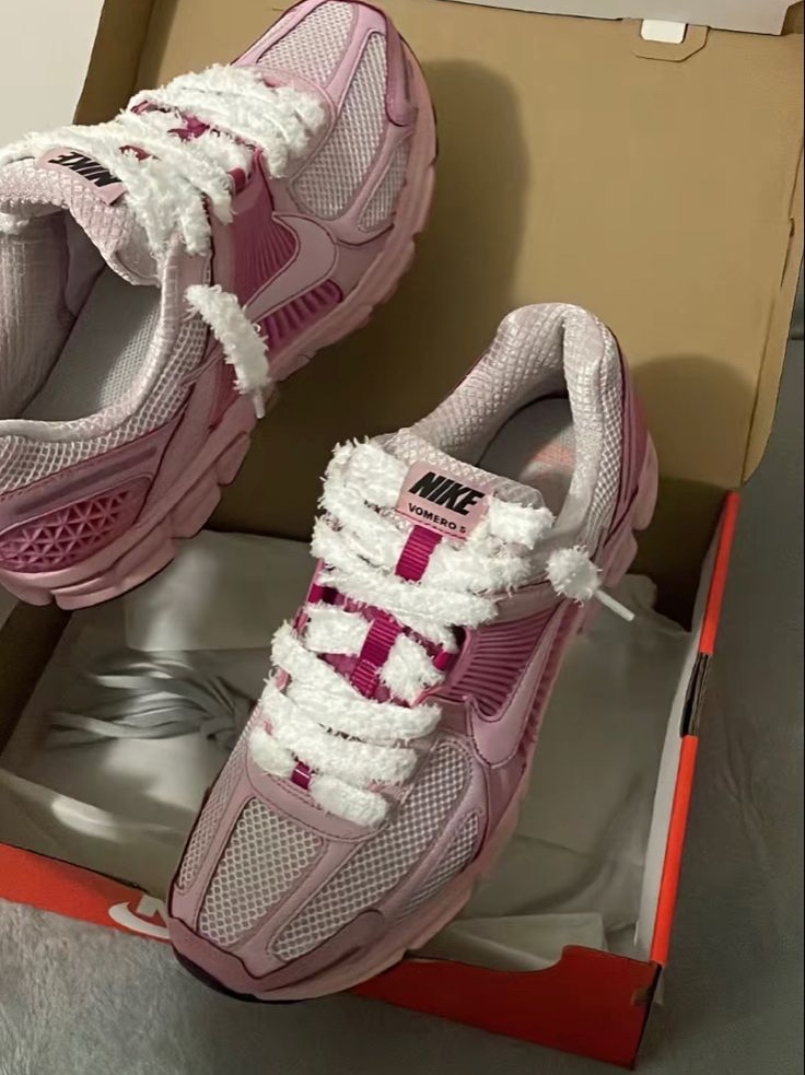 (W) Nike Zoom Vomero 5 Pink Foam Hot Punch 착용 스타일