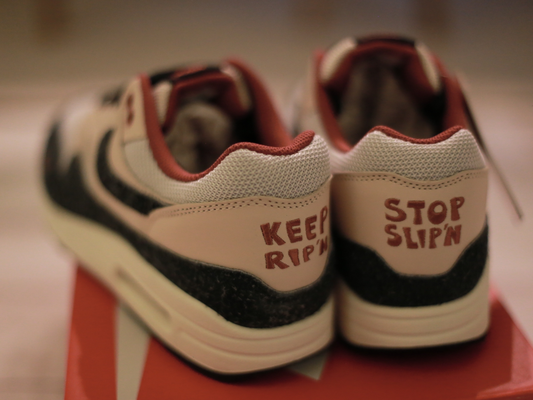 Nike Air Max 1 PRM Vast Grey and Pearl White 착용 스타일 - 3