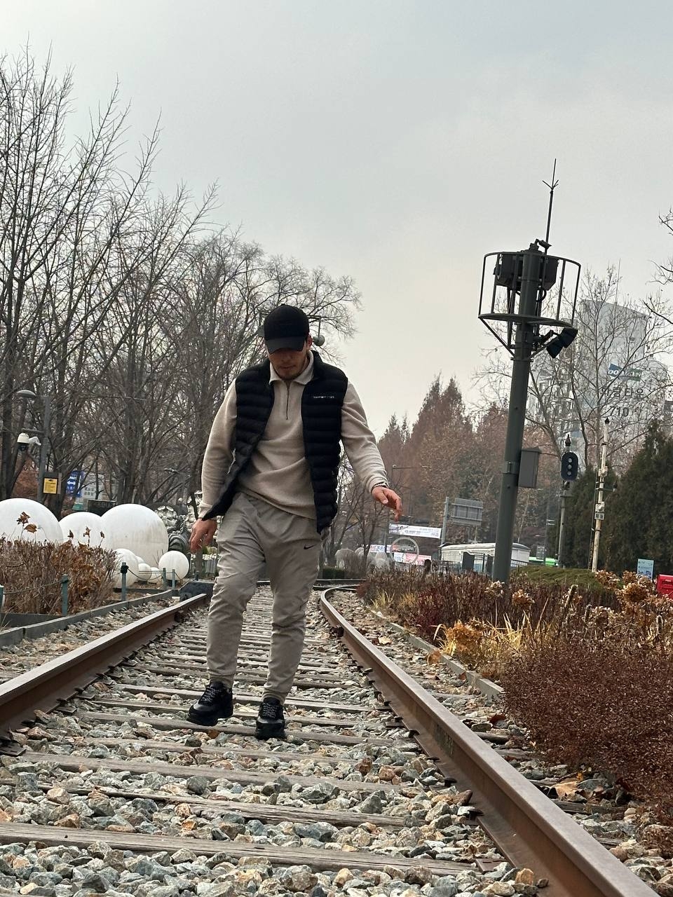 Nike NSW Club Primaloft Water-Repellent Puffer Vest Black - Asia, Nike Dri-Fit Woven Team Training Pants Black - Asia 착용 스타일