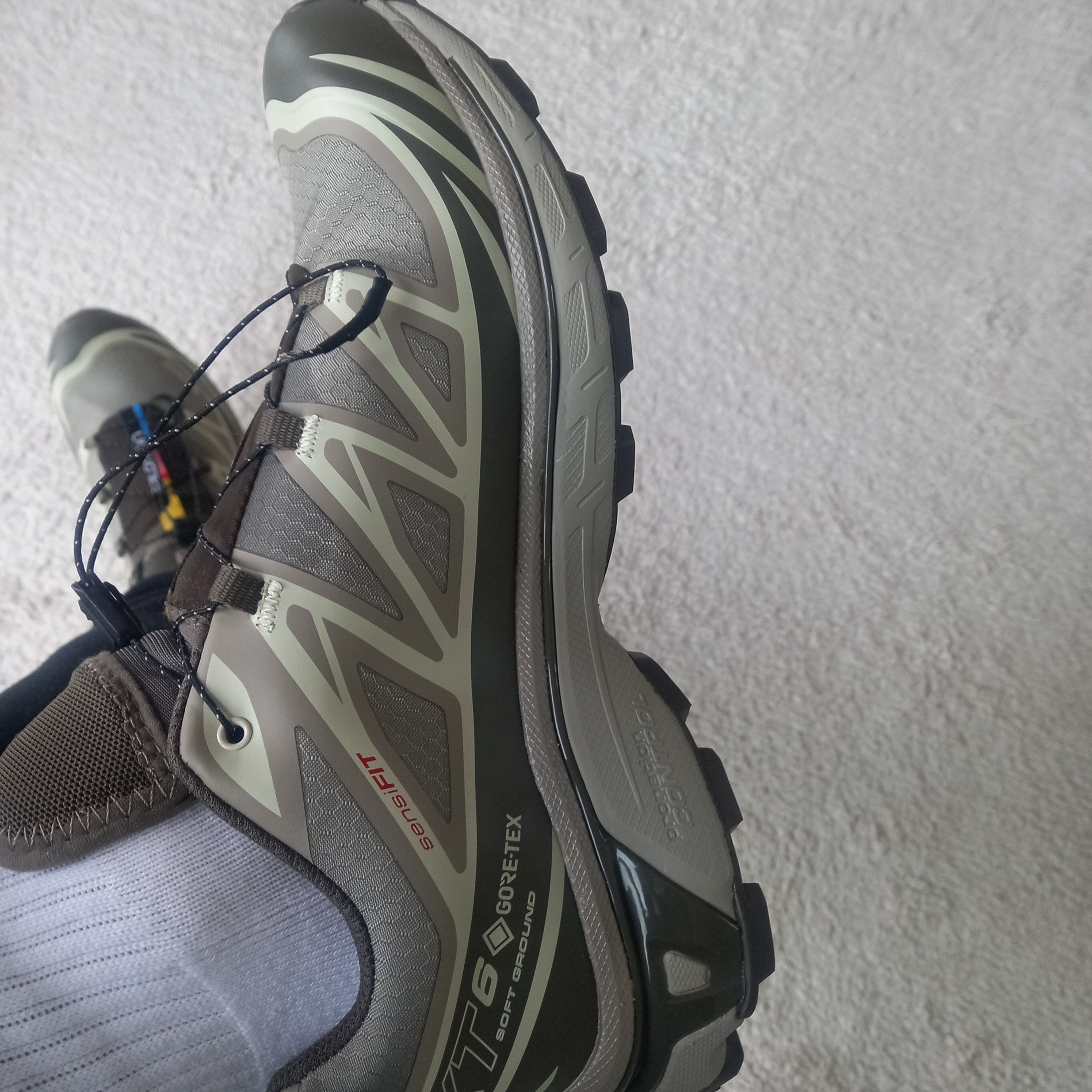 Salomon XT-6 Gore-Tex Vintage Khaki 착용 스타일 - 2
