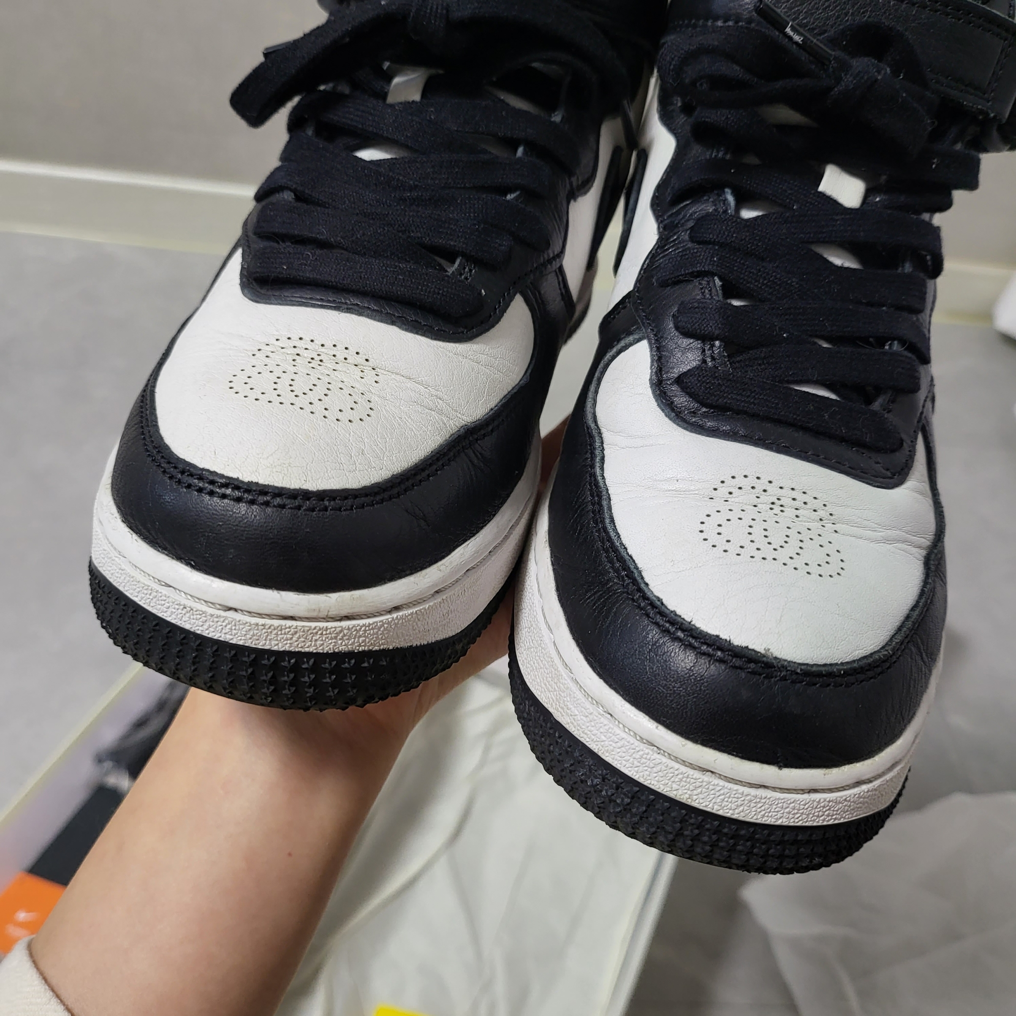 Nike x Stussy Air Force 1 '07 Mid SP Black and Light Bone 착용 스타일