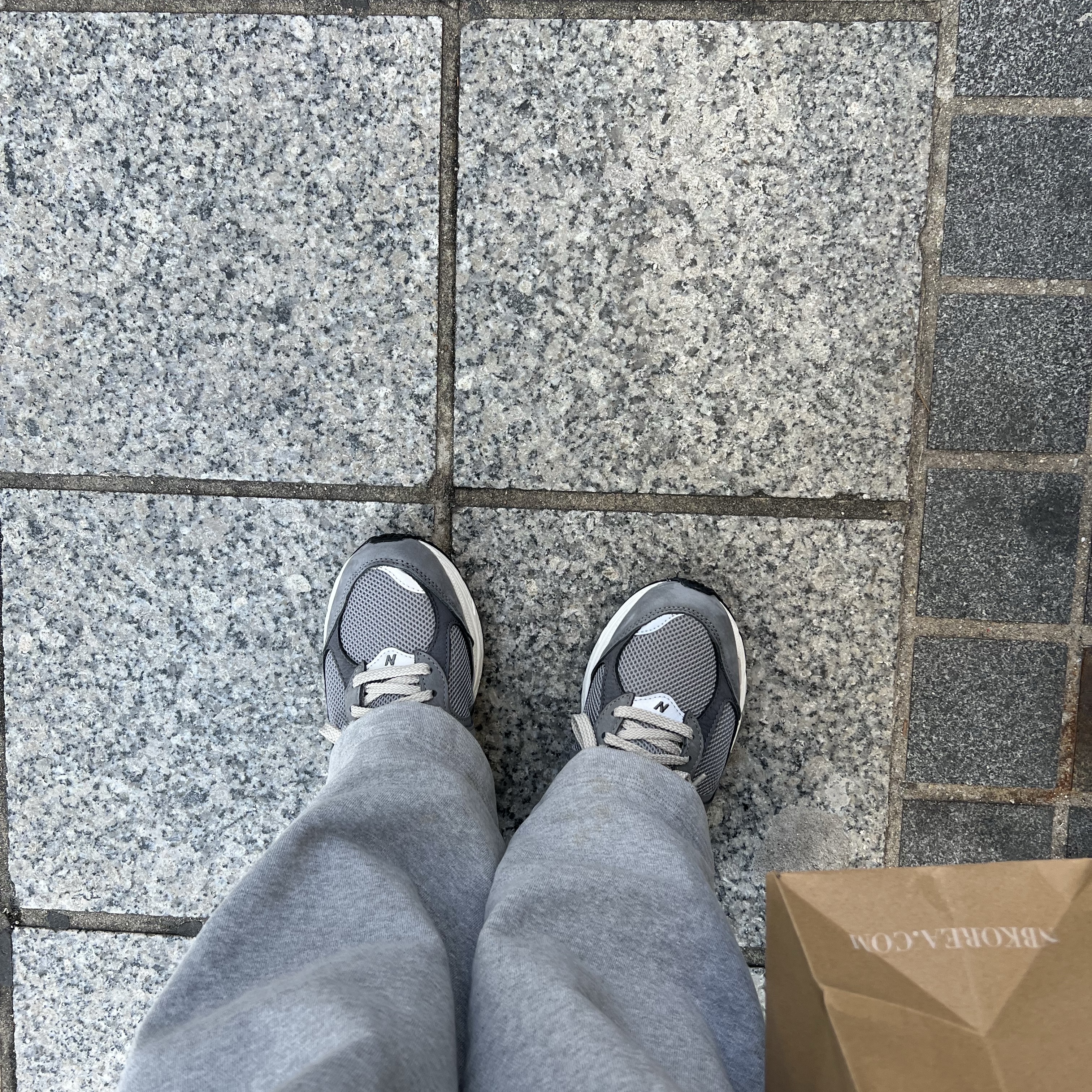 New Balance 2002R Premium Vintage Grey 착용 스타일 - 2