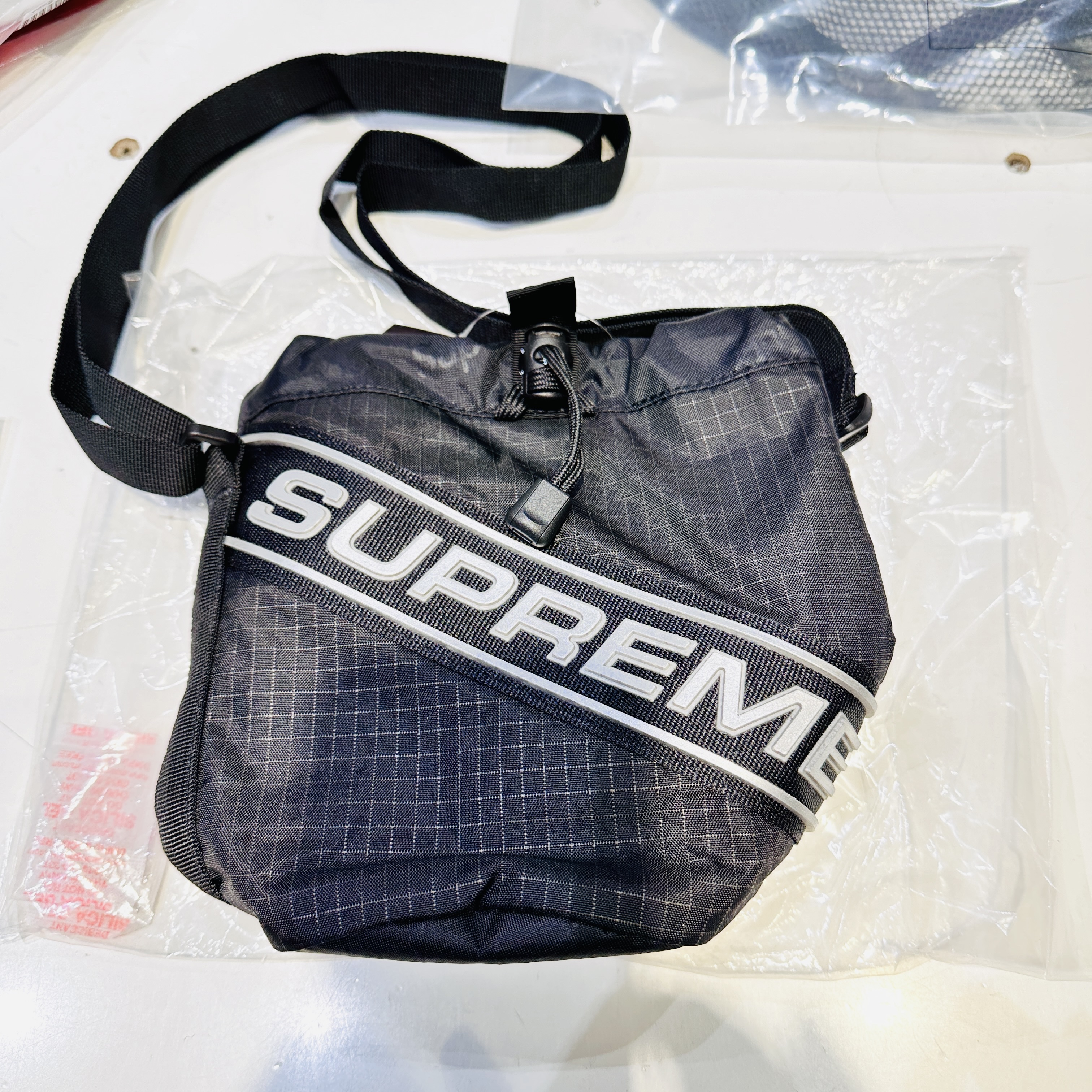 Supreme Small Cinch Pouch Black - 23FW 착용 스타일 - 1