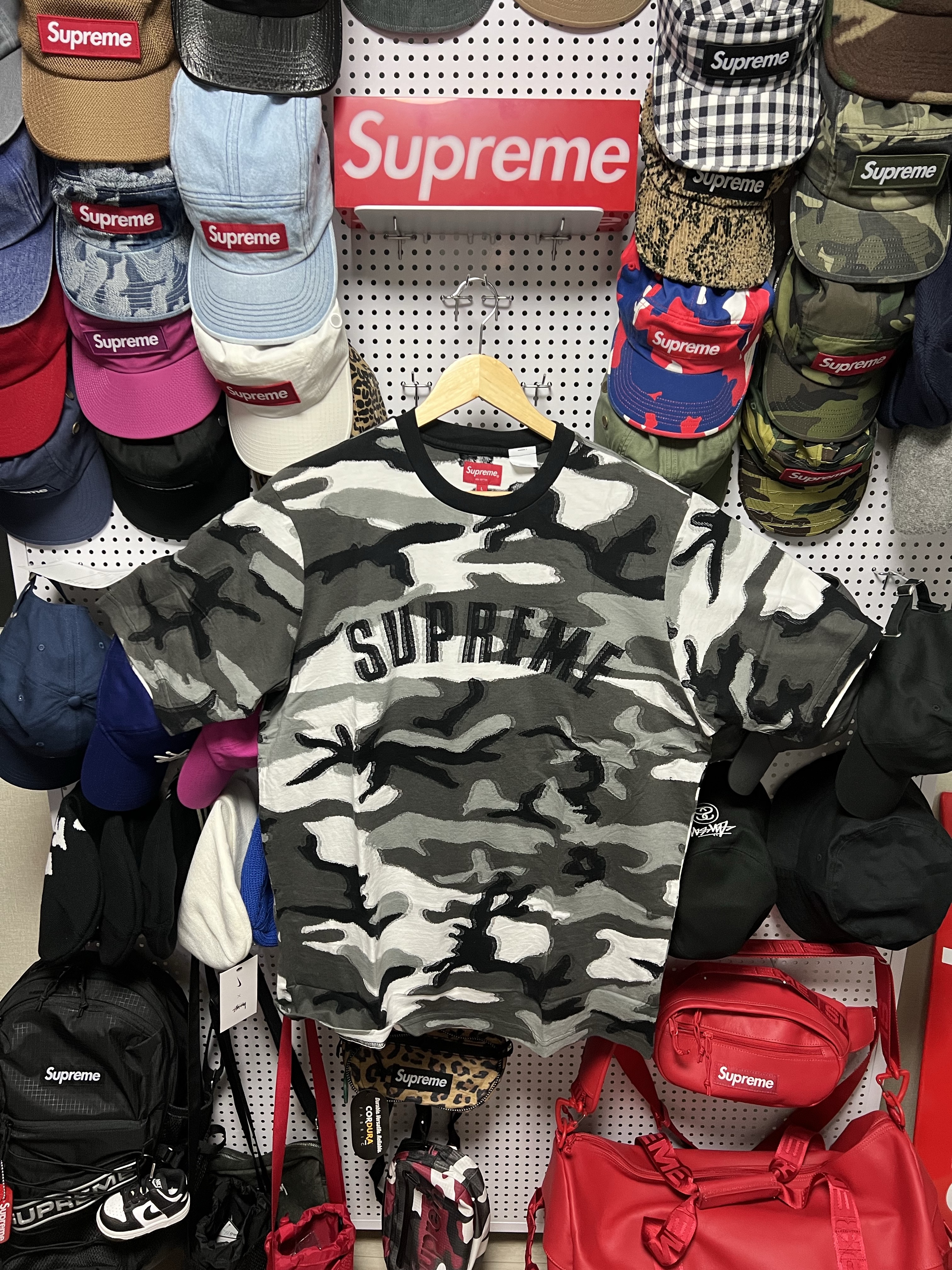Supreme Classic Logo S/S Top Navy - 23FW, Supreme Gotham T-Shirt Magenta - 23FW 착용 스타일 - 2