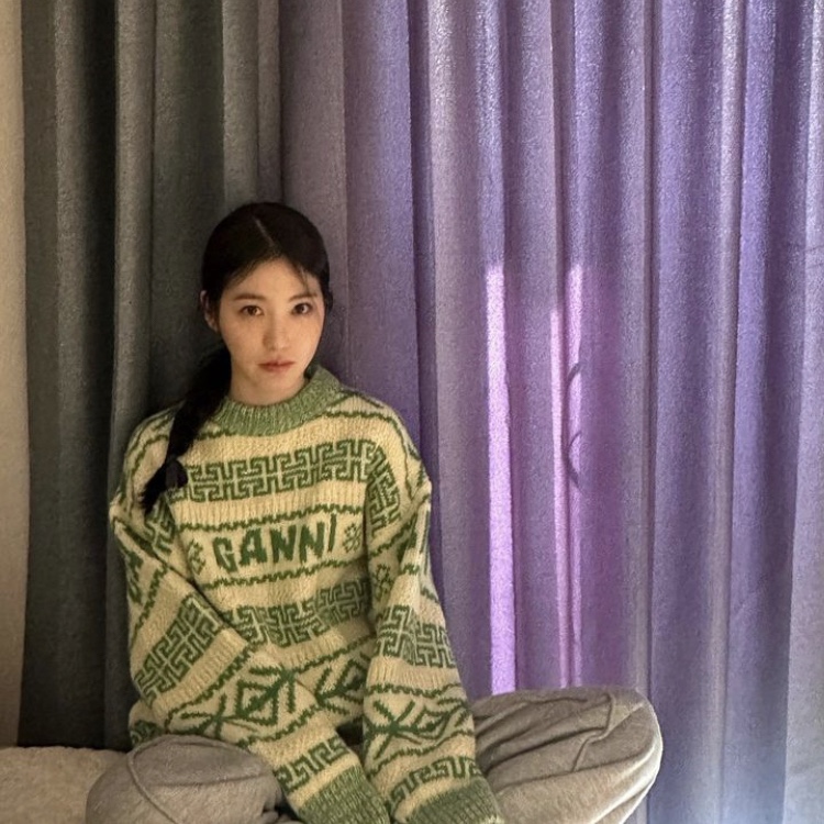 (W) Ganni Green Wool Pullover Egret 착용 스타일