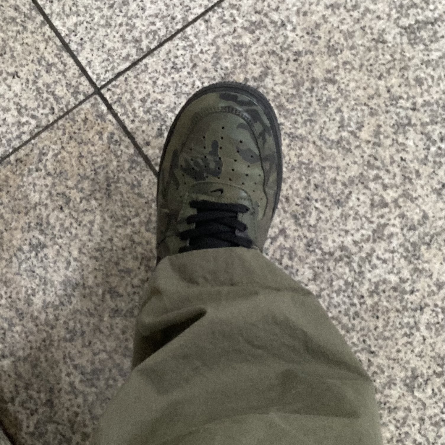 Nike Air Force 1 Low Reflective Woodland Camo 착용 스타일 - 2