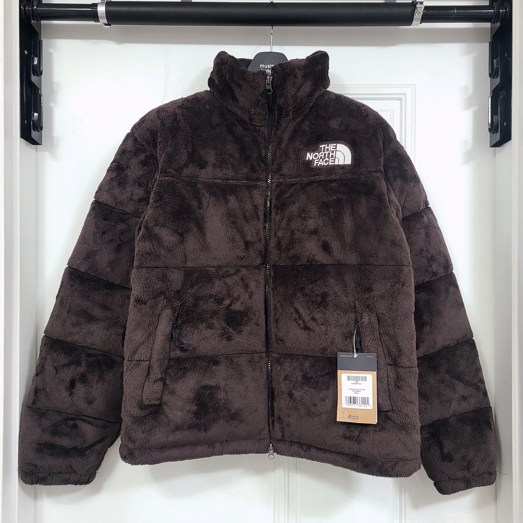 The North Face Versa Velour Nuptse Jacket Coal Brown 착용 스타일