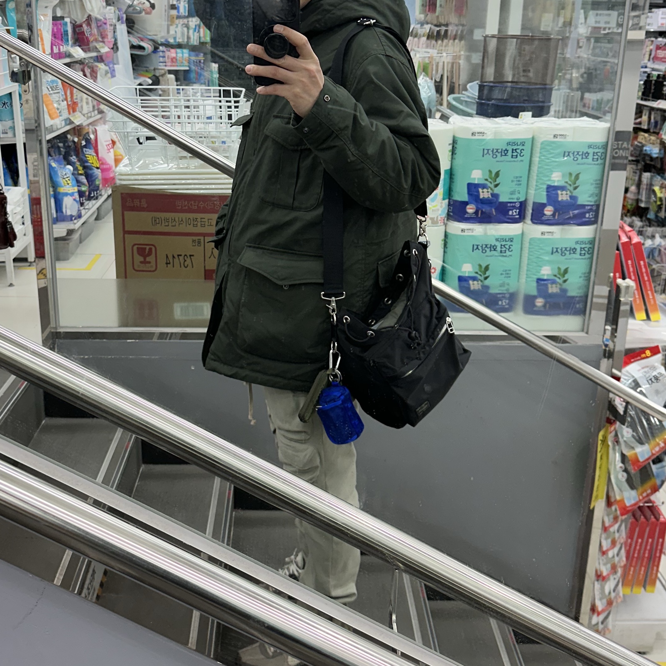 Supreme x The North Face Suede Base Camp Duffle Keychain Blue - 23FW 착용 스타일 - 2