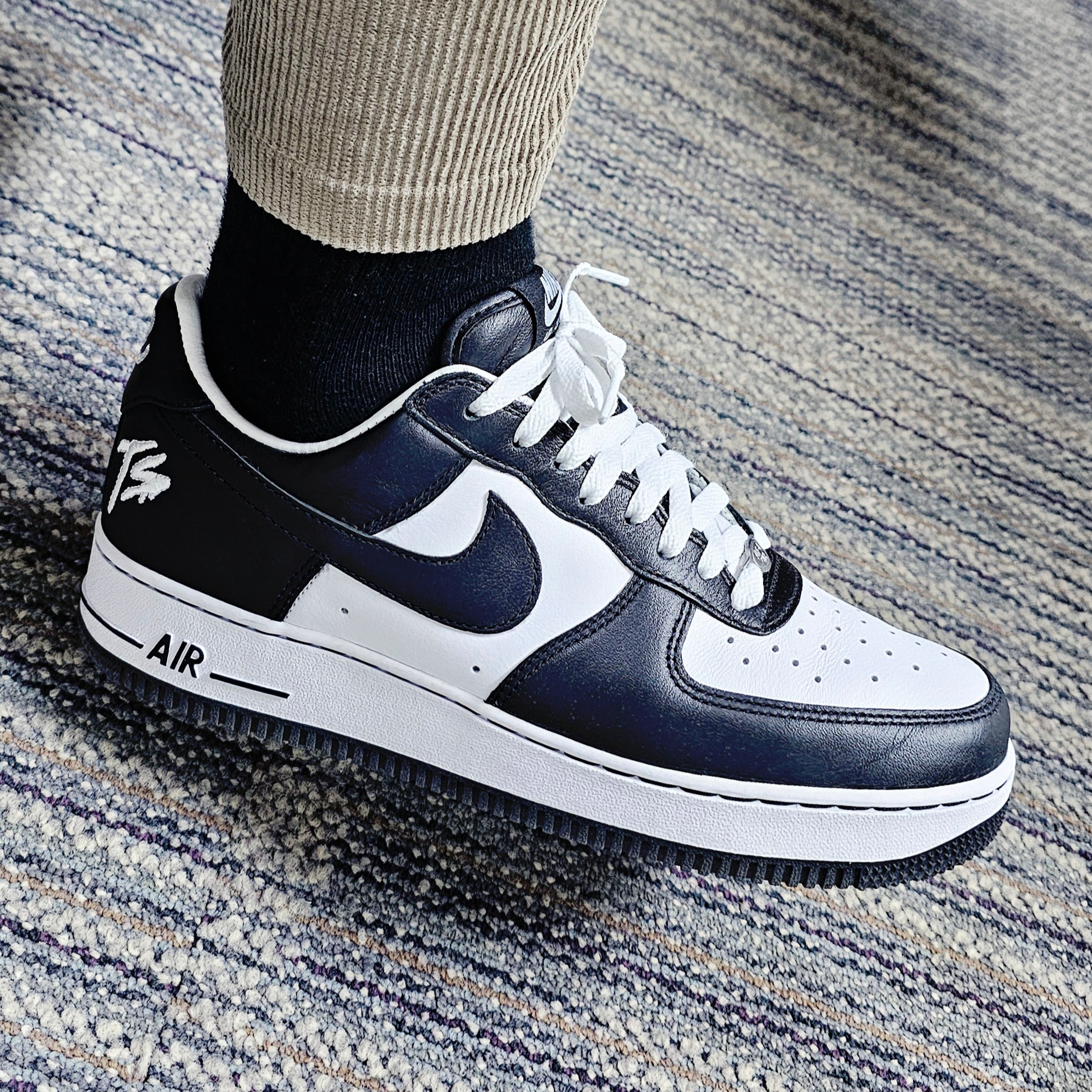 Nike x Terror Squad Air Force 1 Low QS Blackout 착용 스타일