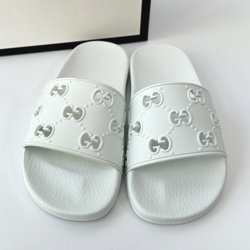 (W) Gucci GG Rubber Slide Sandal White 착용 스타일 - 5