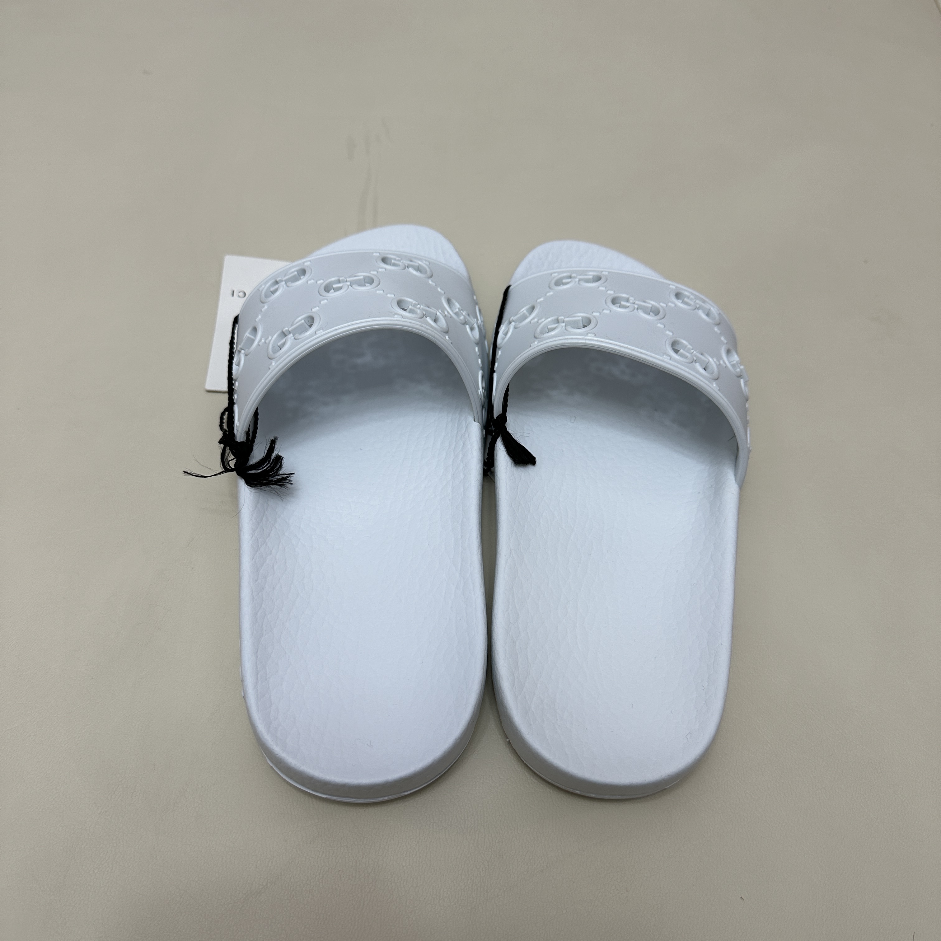 (W) Gucci GG Rubber Slide Sandal White 착용 스타일 - 3