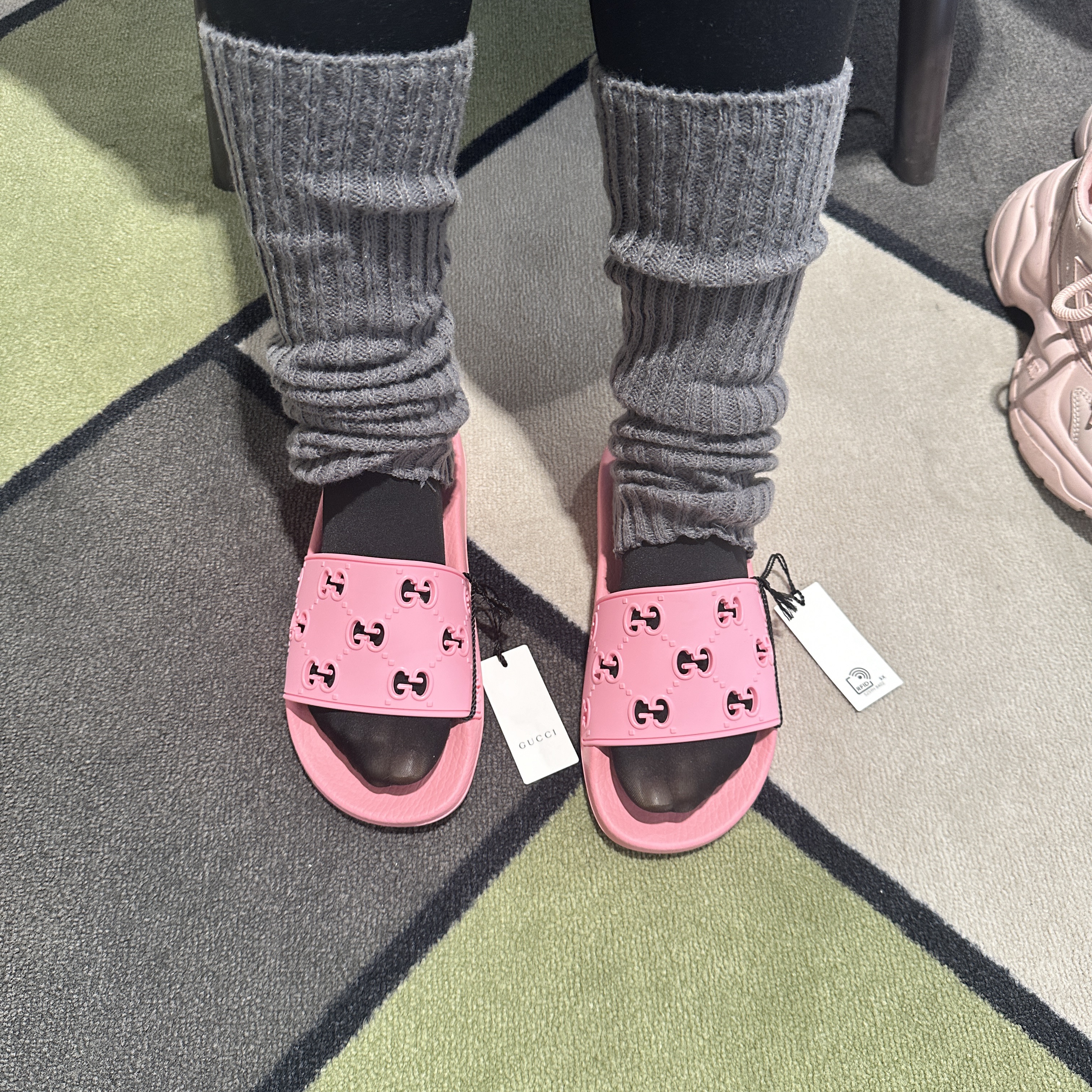 (W) Gucci GG Rubber Slide Sandal Pink 착용 스타일