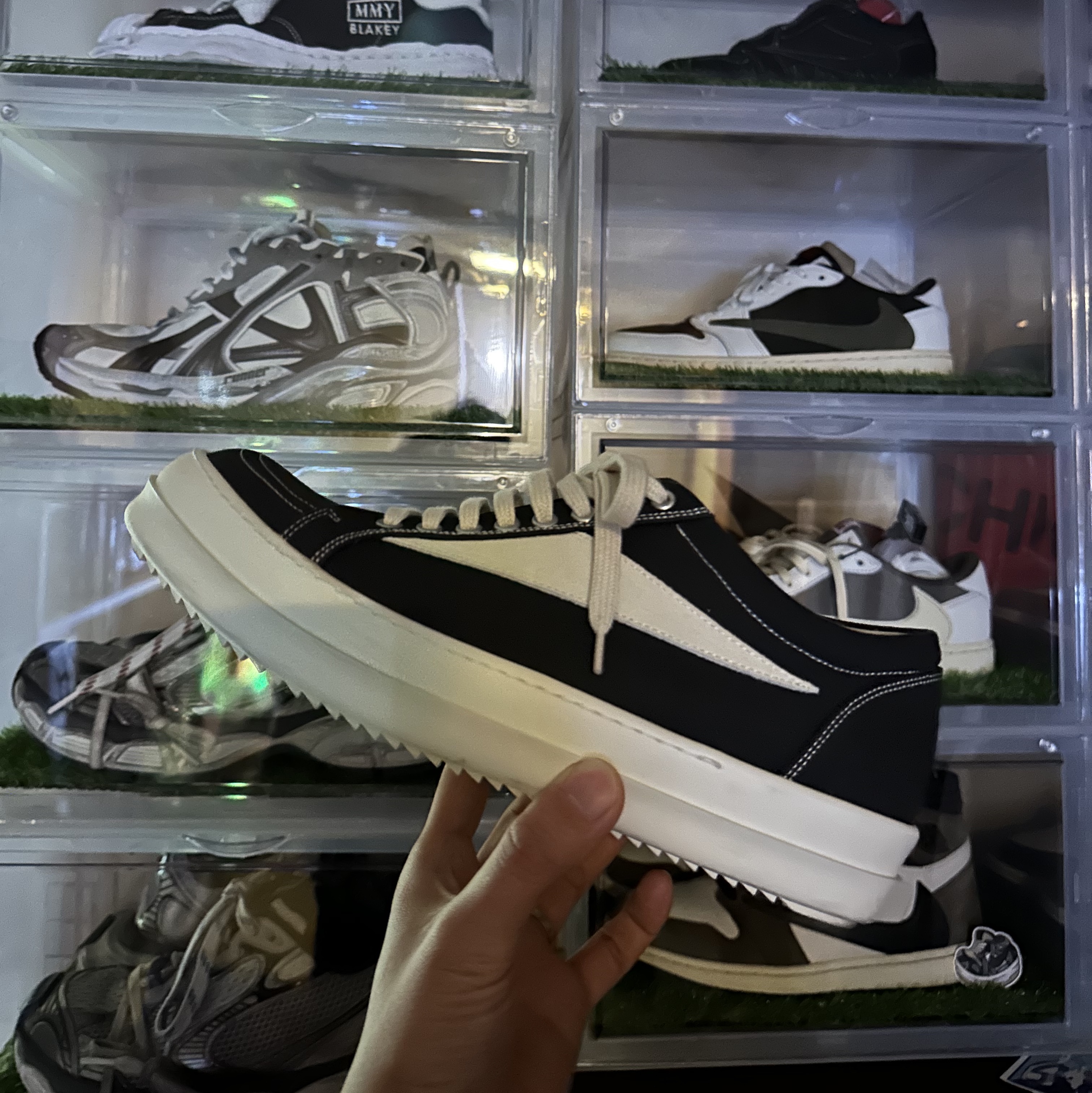Rick Owens Drkshdw Suede Vintage Sneakers Dark Dust Pearl Milk White, Balenciaga Runner Sneakers Grey Silver 착용 스타일