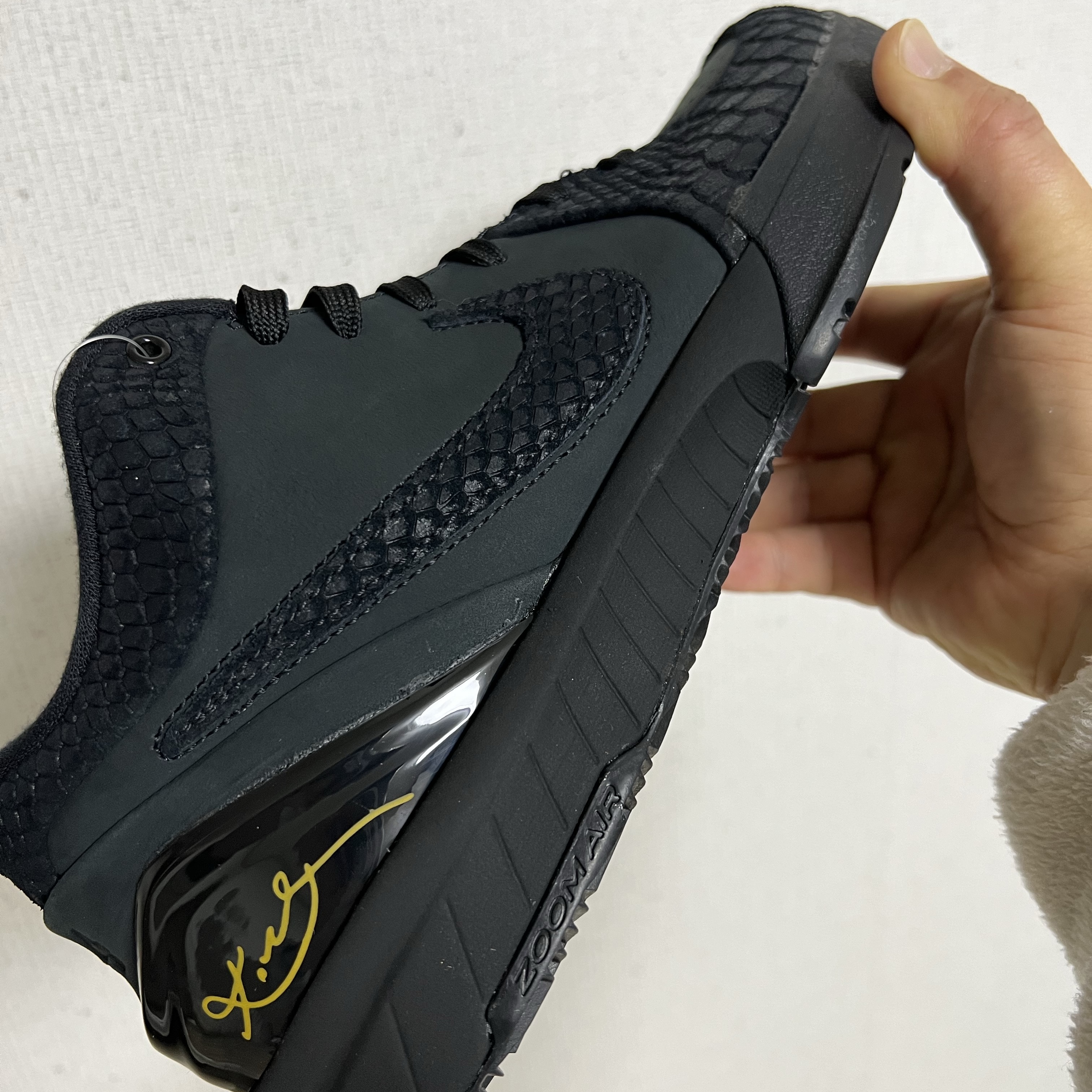 Nike Kobe 4 Protro Black University Gold 착용 스타일 - 2