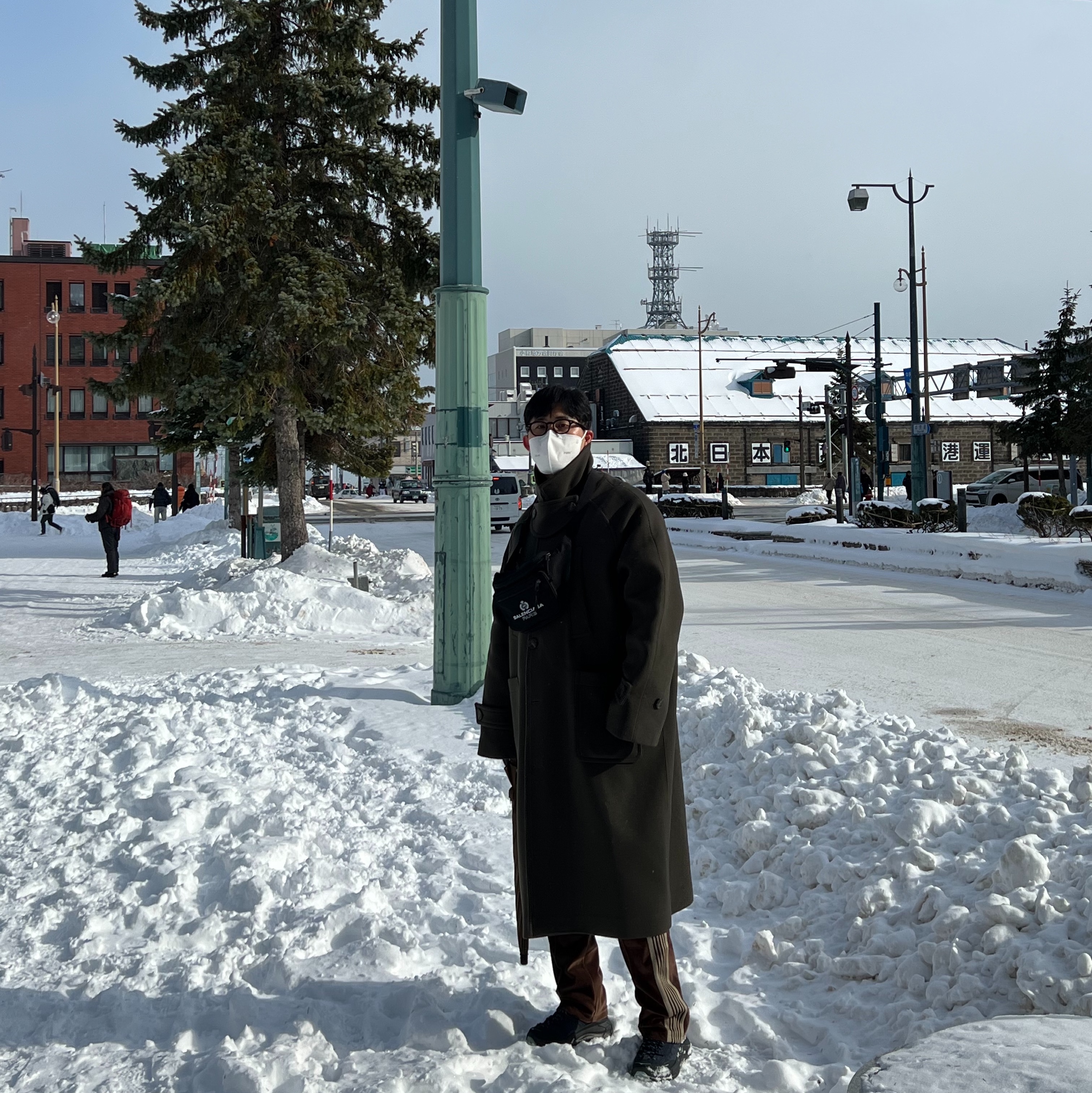Undermycar Legion.02 Balmacaan Oversized Wool Coat Khaki, Needles Narrow Track Pants Velour Brown 착용 스타일 - 3