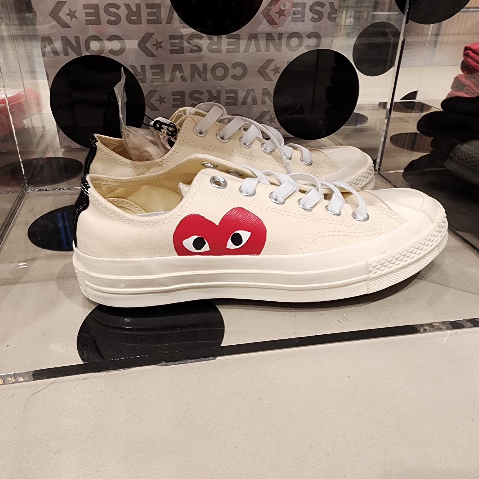 Converse x Play Comme des Garcons Chuck 70 Ox White 착용 스타일 - 3