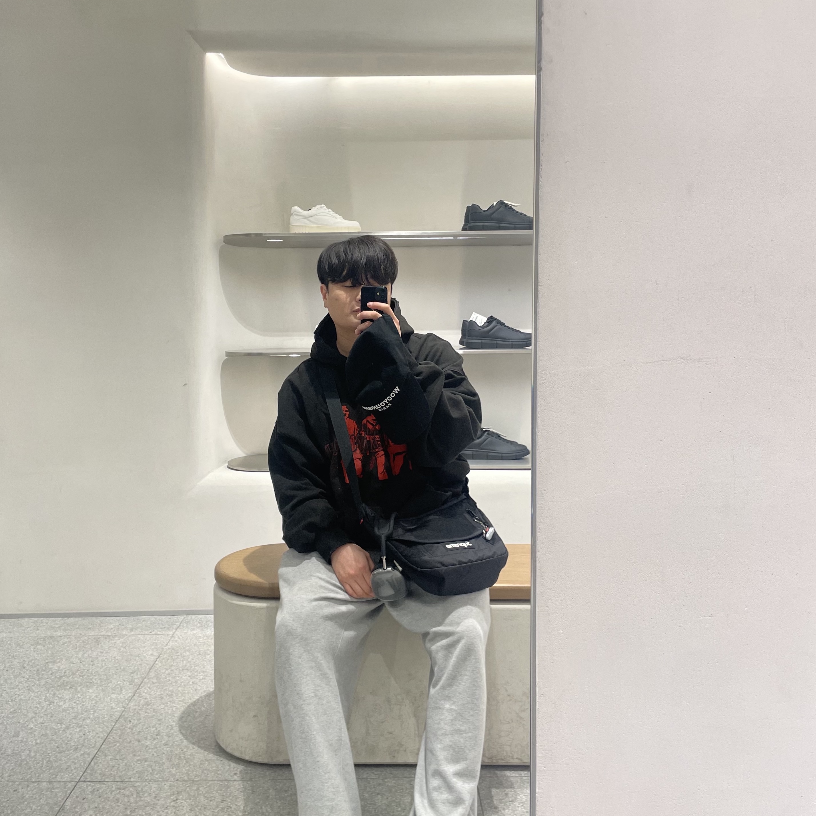 Supreme Small Messenger Bag Black - 22SS, Wooyoungmi Embroidered Ball Cap Black 착용 스타일