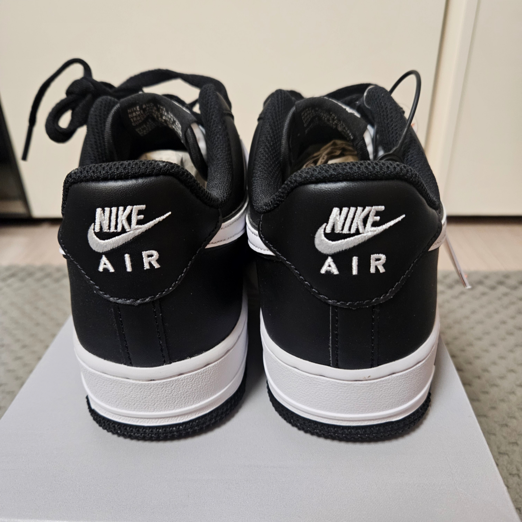 Nike Air Force 1 '07 Black White 착용 스타일 - 3